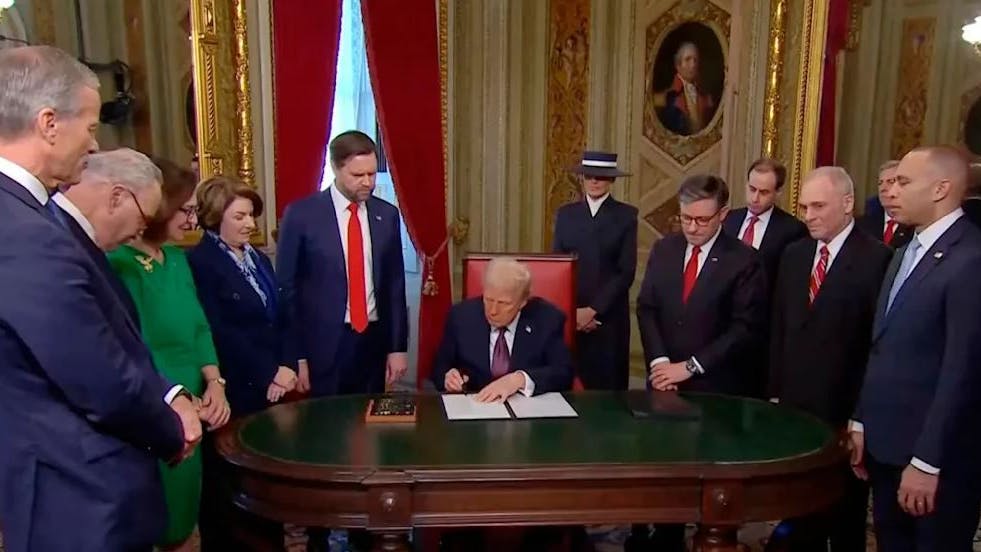 Fast 100 Dekrete unterschreib Trump am ersten Tag seiner Präsidentschaft.