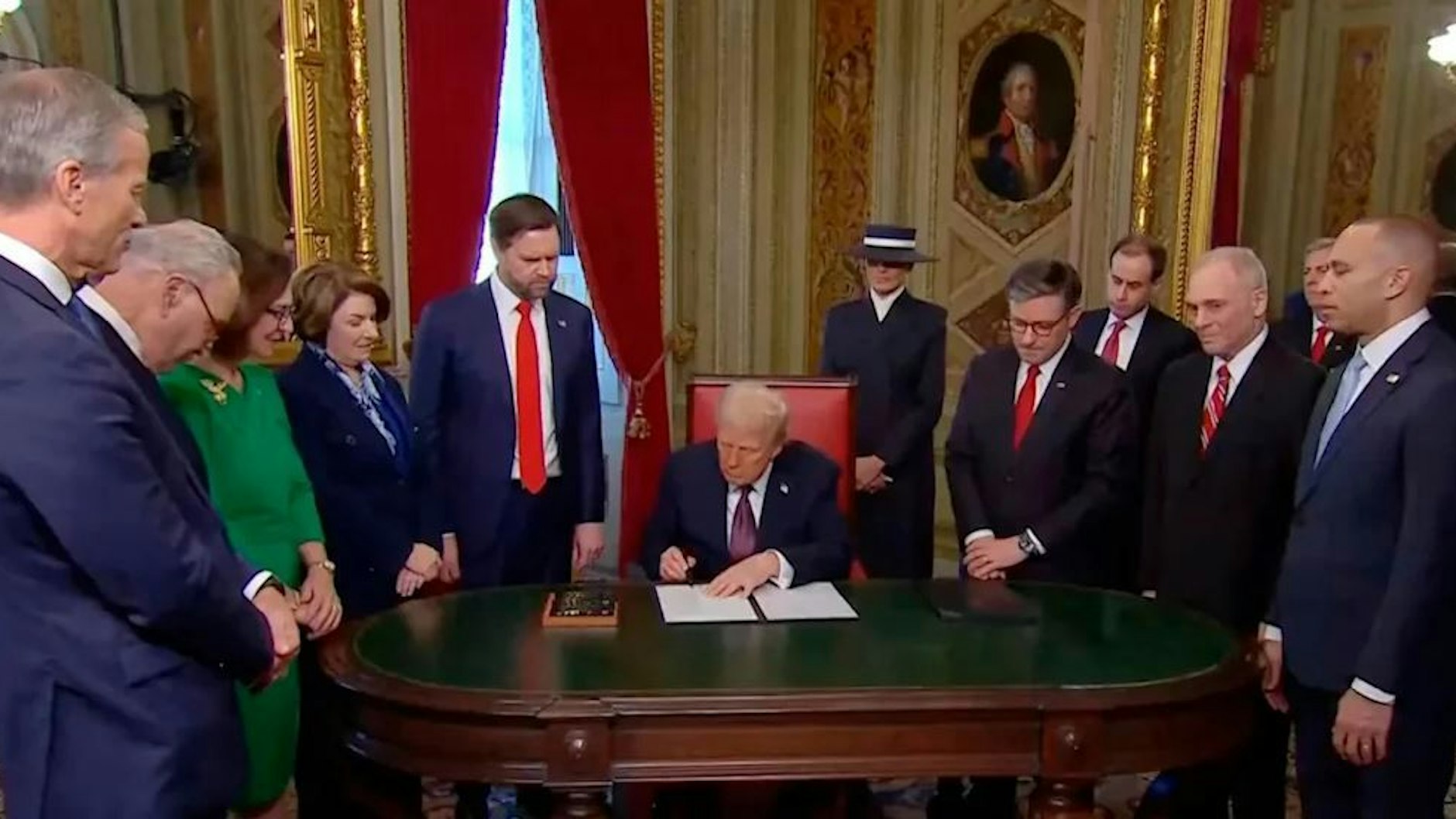 Fast 100 Dekrete unterschreib Trump am ersten Tag seiner Präsidentschaft. 