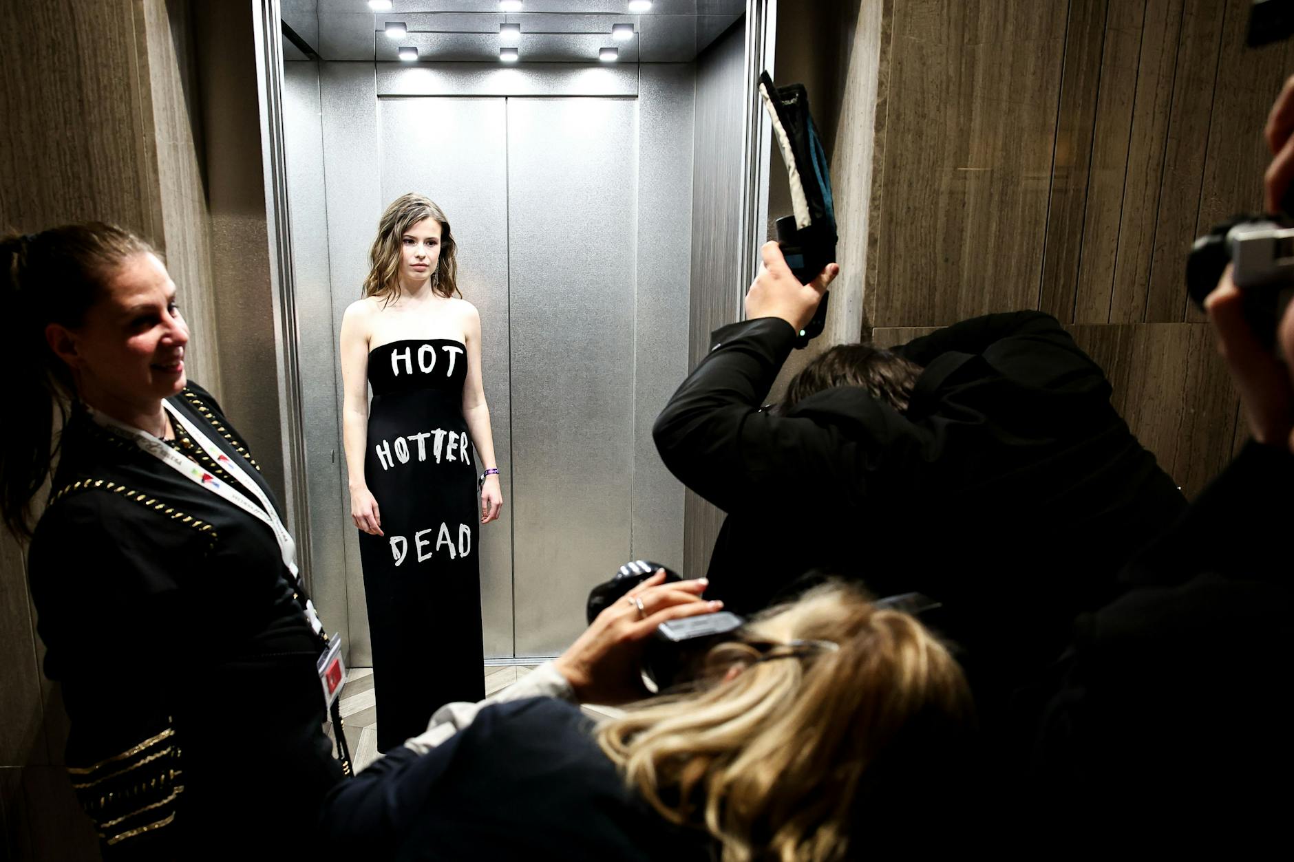 Hallo, da bin ich! Kam mit Botschaft und schlecht sitzendem Kleid: Klimaaktivistin Luisa Neubauer.