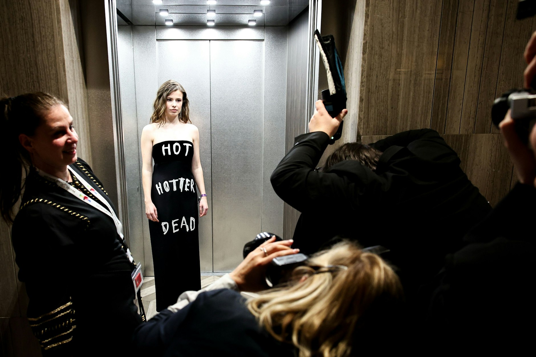 Hallo, da bin ich! Kam mit Botschaft und schlecht sitzendem Kleid: Klimaaktivistin Luisa Neubauer.