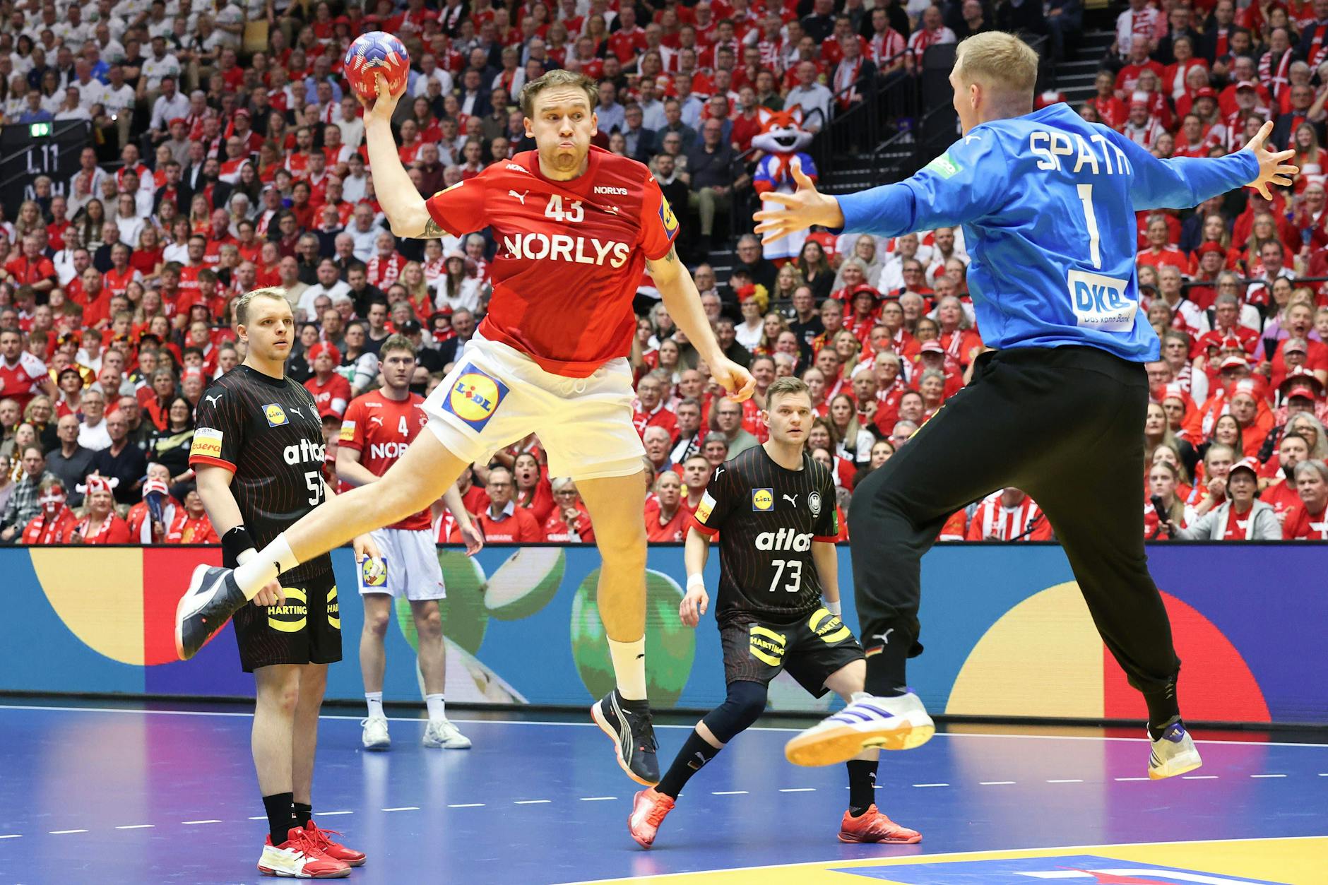 Beide heben ab: Simon Pytlick wirft, Deutschlands Torhüter David Späth versucht zu parieren.