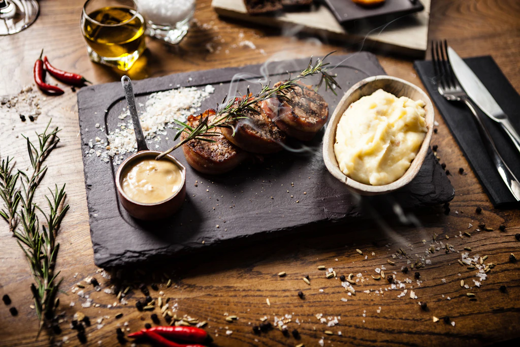 Einfaches Rezept für Schweinefilet im Speckmantel mit Kartoffelpüree