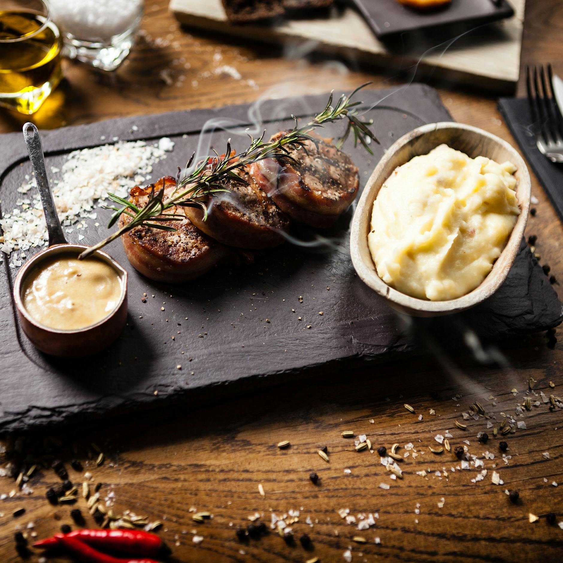 Einfaches Rezept für Schweinefilet im Speckmantel mit Kartoffelpüree