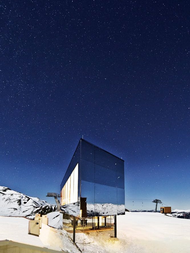 In der Kristallhütte im Hochzillertal spiegelt funkelnd sich die umliegende Bergwelt.