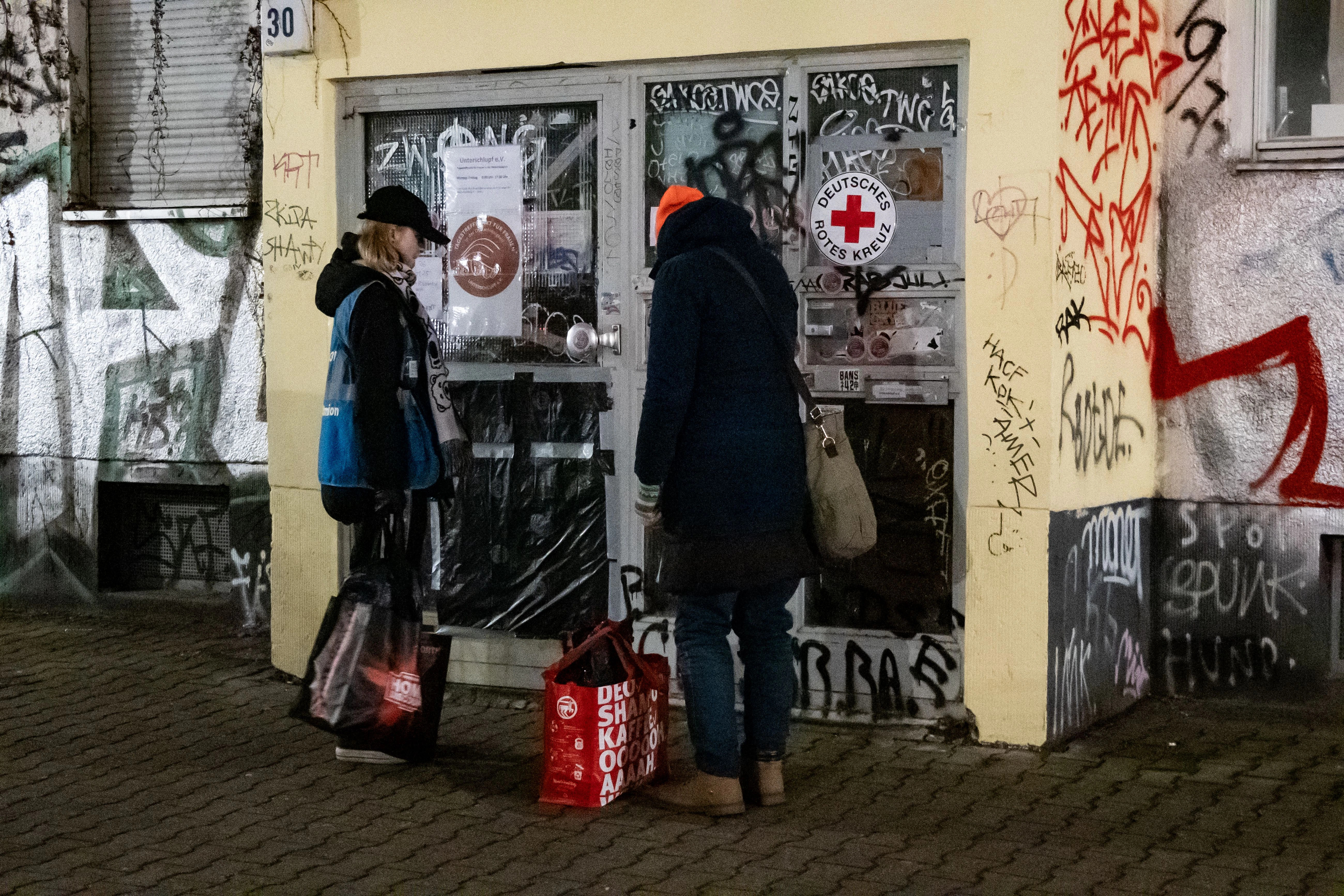 Jede Nacht bringen die Kältebus-Teams zahlreiche Menschen in Notunterkünfte. Dort können sie für eine Nacht bleiben.