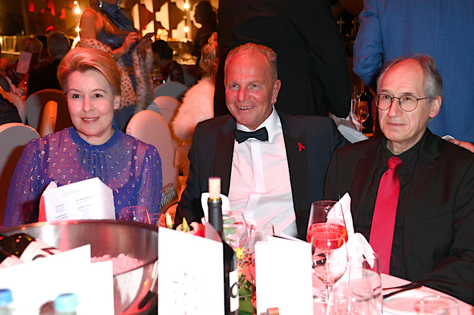 Franziska Giffey mit Presseball-Chef Mario Koss (Mitte) und „Charlie Hebdo“-Chefredakteur Gérard Biard (r.).