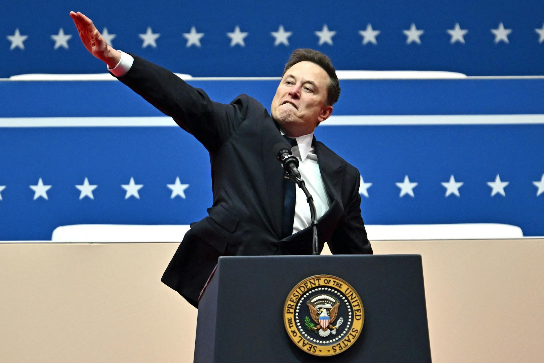 Elon Musk zeigt eine Geste während der Presidential Parade. Doch ist das auch ein Hitlergruß?
