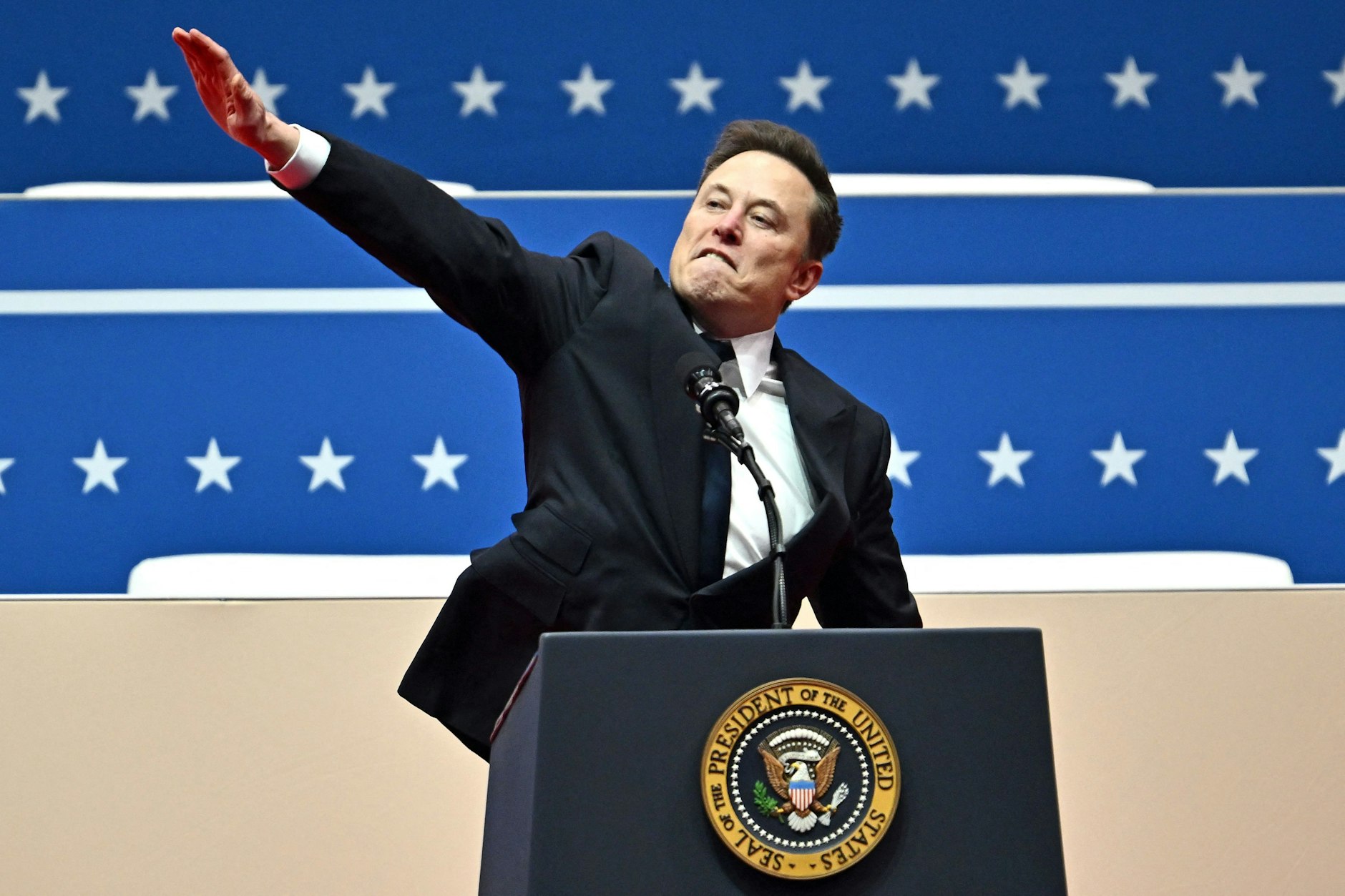 Elon Musk zeigt eine Geste während der Presidential Parade. Doch ist das auch ein Hitlergruß?