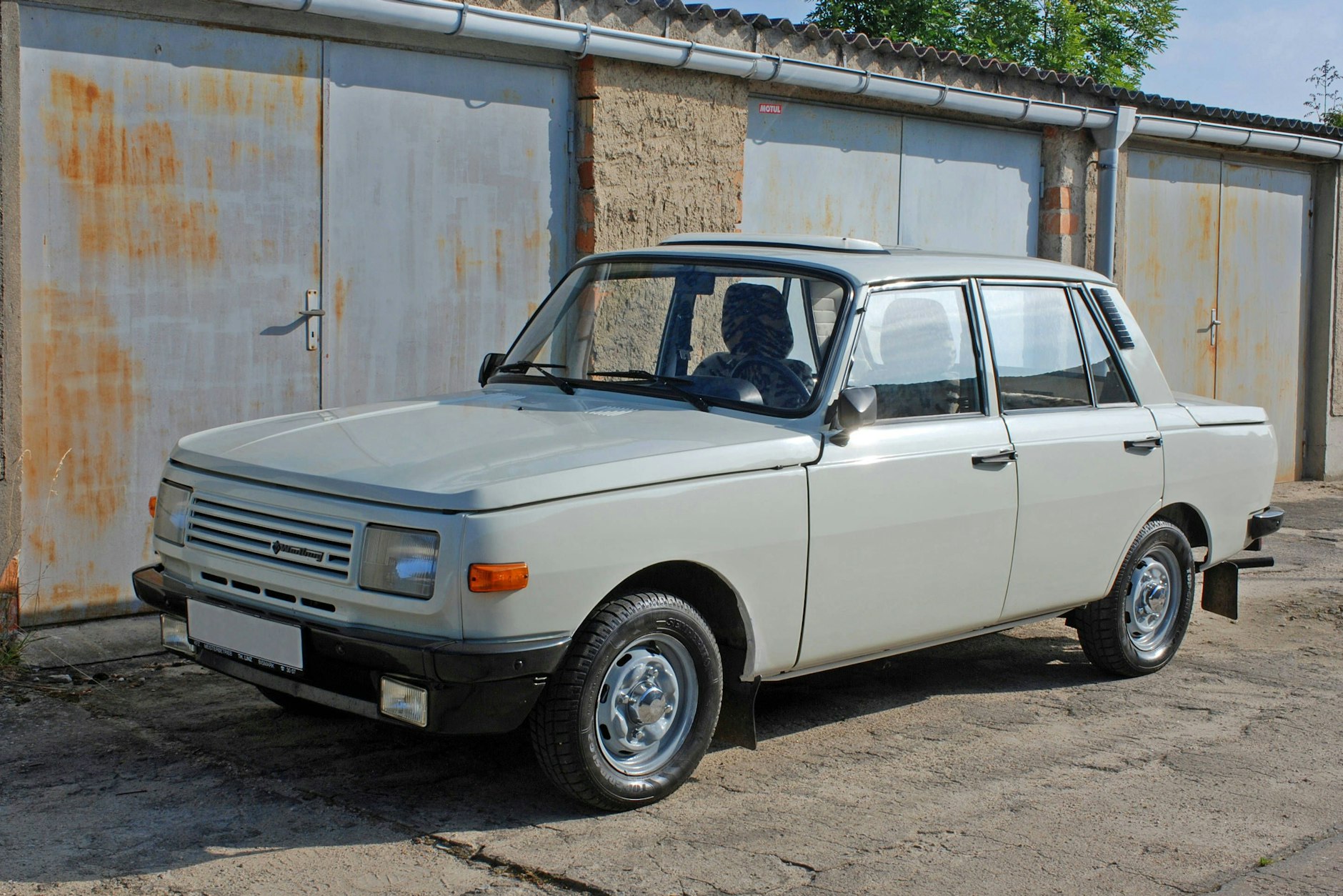 Ein Wartburg steht vor einem Komplex mit DDR-Garagen. Auf dieses spezielle Ost-Erbe haben es so manche Kommunen abgesehen, wollen es selber haben, um Bauland zu gewinnen, oder um Kasse zu machen.