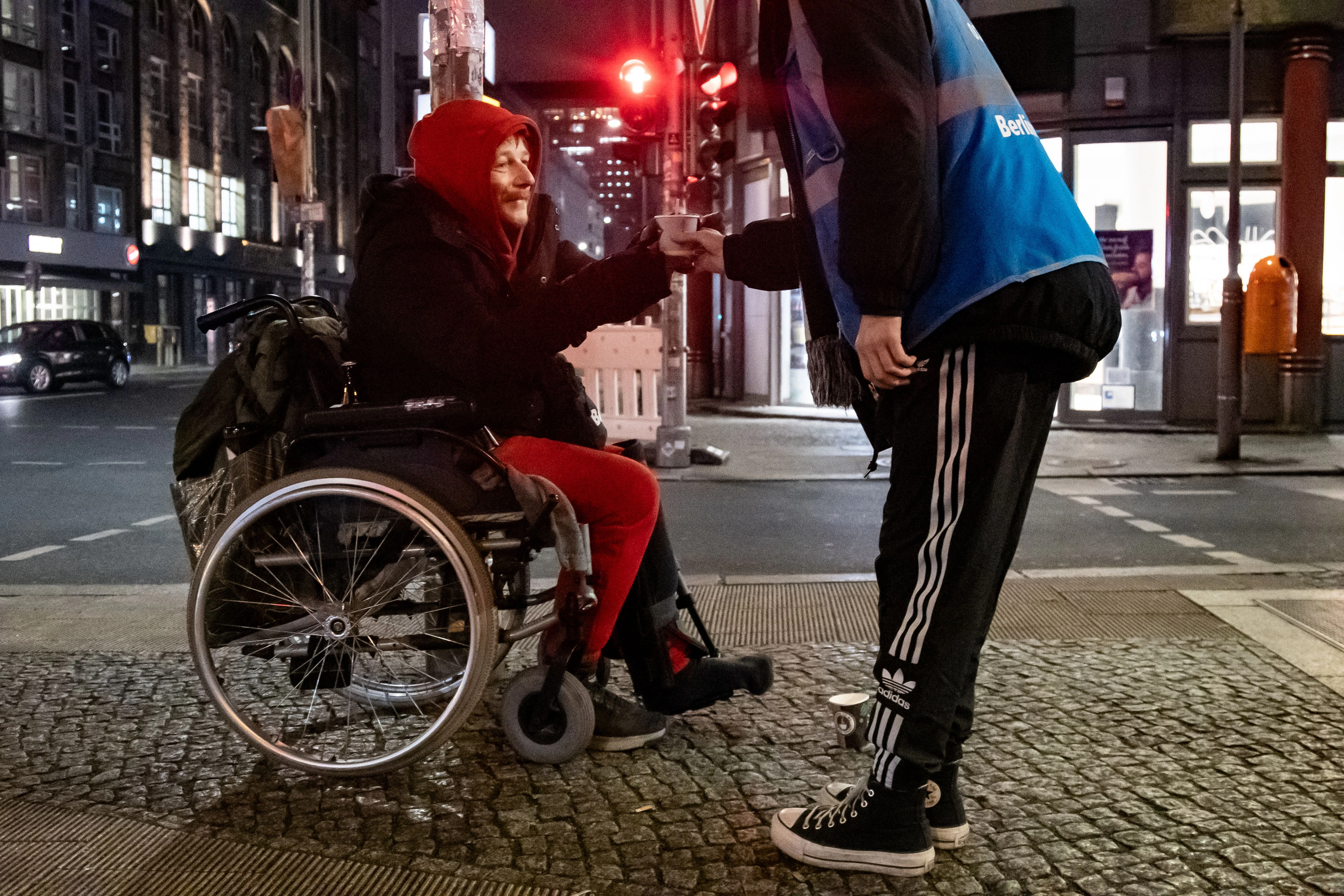 Christian fragt an einer U-Bahn-Station nach Kleingeld, von Karla möchte er nur einen heißen Kaffee haben.