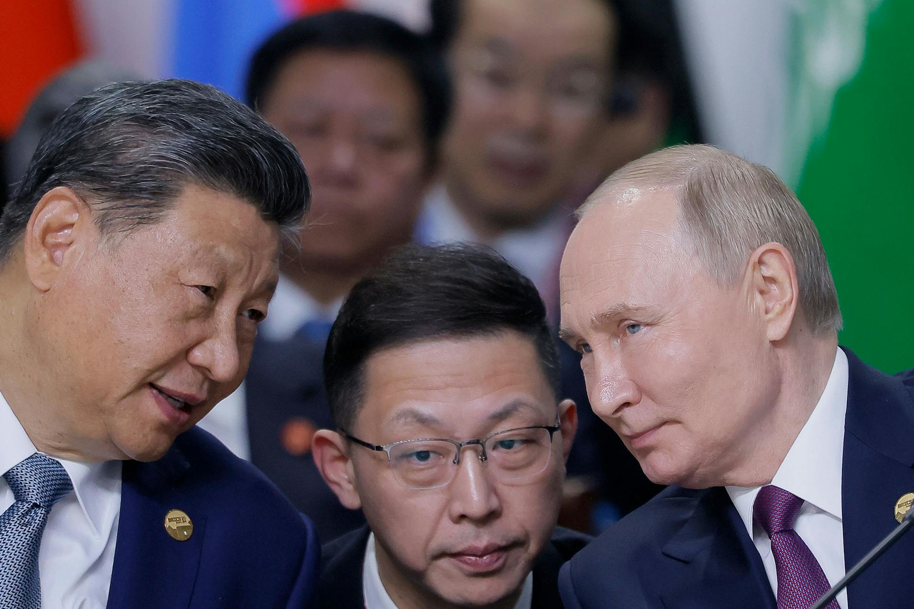 Der chinesische Präsident Xi Jinping (l) und der russische Präsident Wladimir Putin (r) während einer Sitzung auf dem BRICS-Gipfel in Kasan.