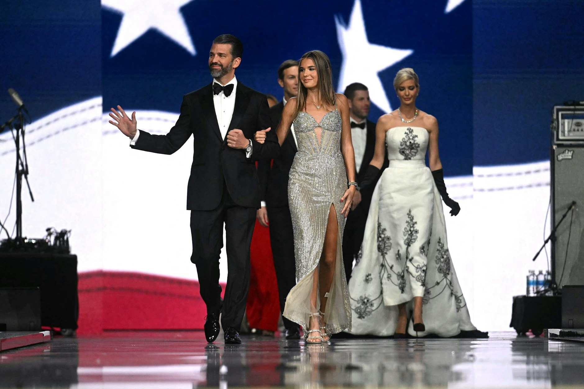 Kai Trump kommt am Arm ihres Vaters Donald Trump Jr. auf den Ball zur Amtseinführung ihres Opas Donald Trump. Rechts ihre Tante Ivanka Trump.
