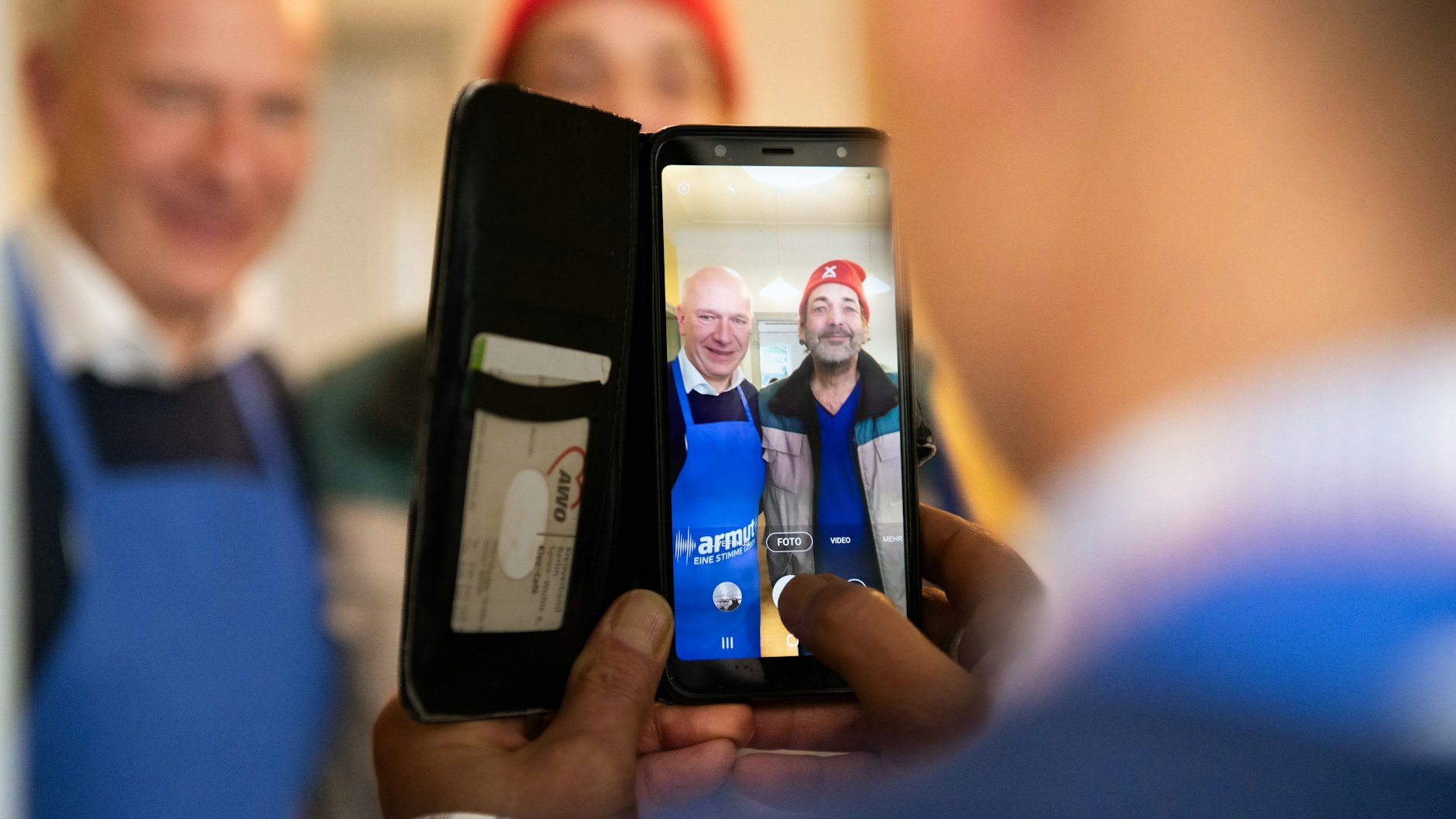 Hardy freut sich über ein gemeinsames Foto mit Berlins Regierendem Bürgermeister Kai Wegner.