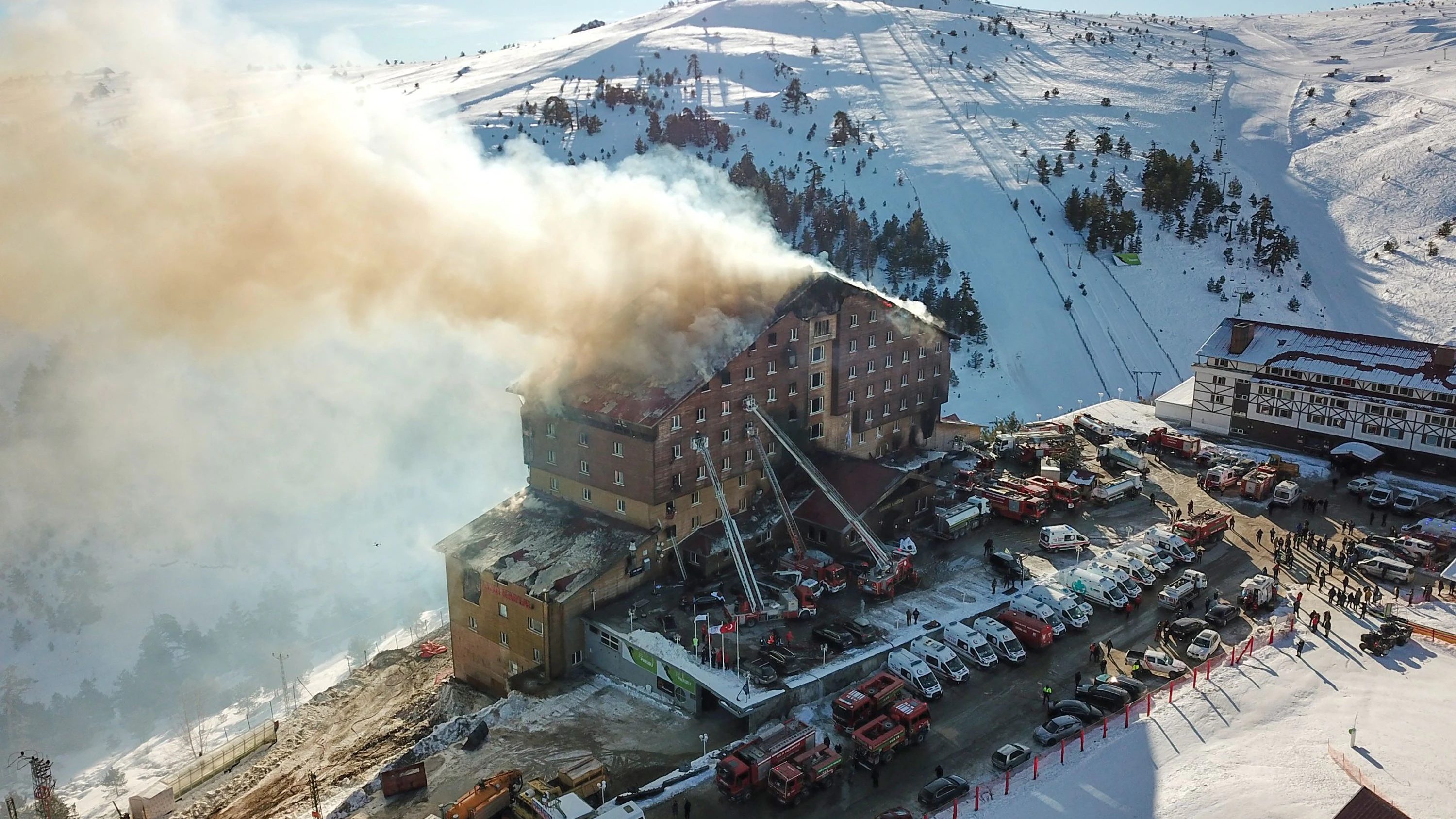 Auch am Morgen kämpften die Einsatzkräfte gegen den Brand in dem Hotel im Skiresort Kartalkaya in der Türkei.