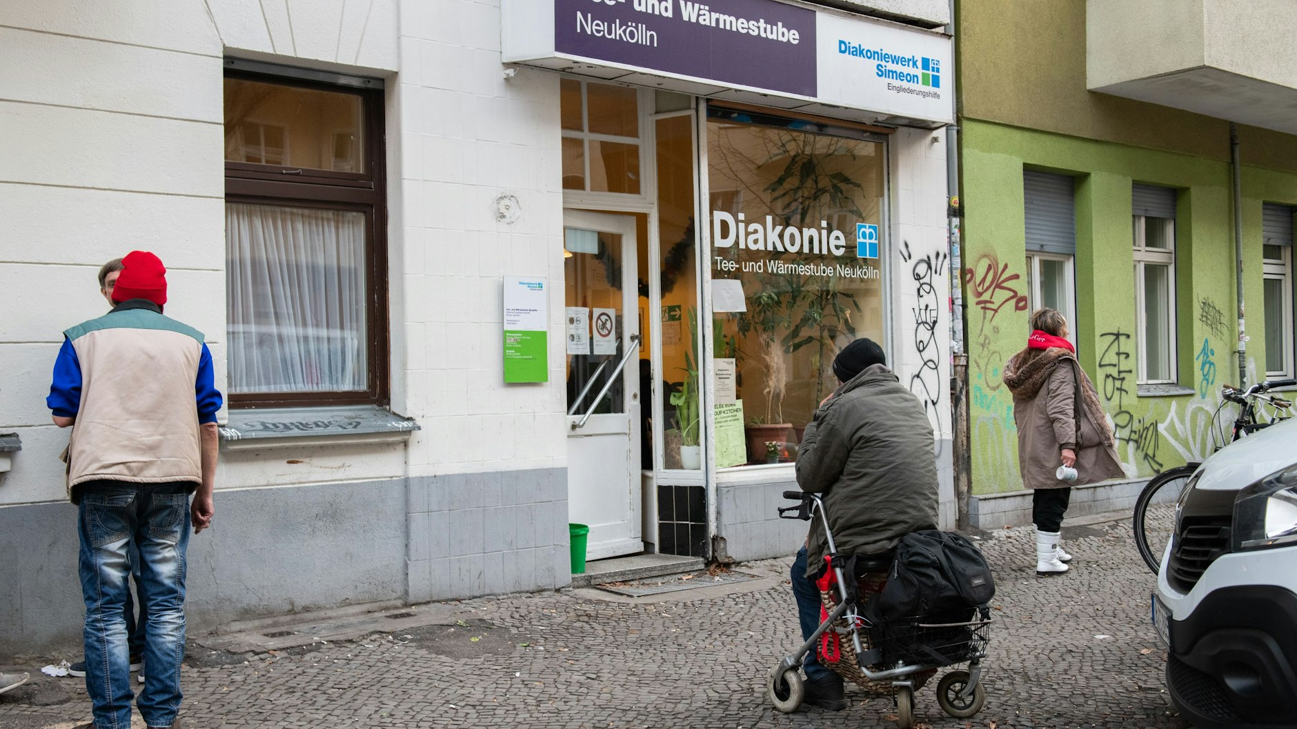 Menschen stehen vor der Tee- und Wärmestube des Diakoniewerks Simeon in der Neuköllner Weisestraße.