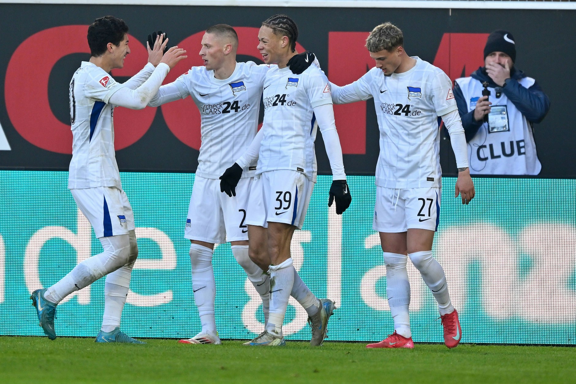Hertha BSC gewinnt zum Rückrundenauftakt in Paderborn mit 2:1 und will im Aufstiegsrennen gegen den HSV am Sonnabend unbedingt nachlegen.