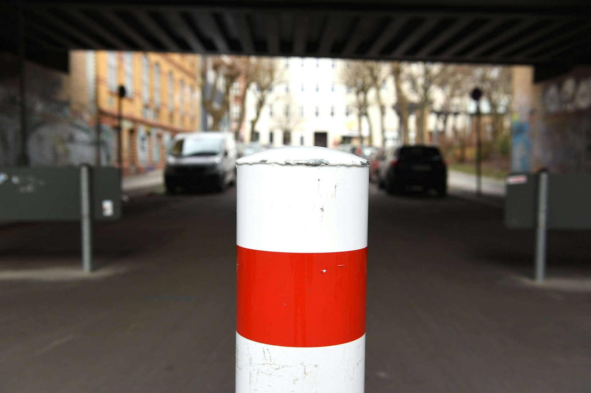 Der Poller in der Lichtenberger Stadthausstraße: Er soll für Verkehrsberuhigung sorgen, erregt jedoch den Unmut vieler Berliner.