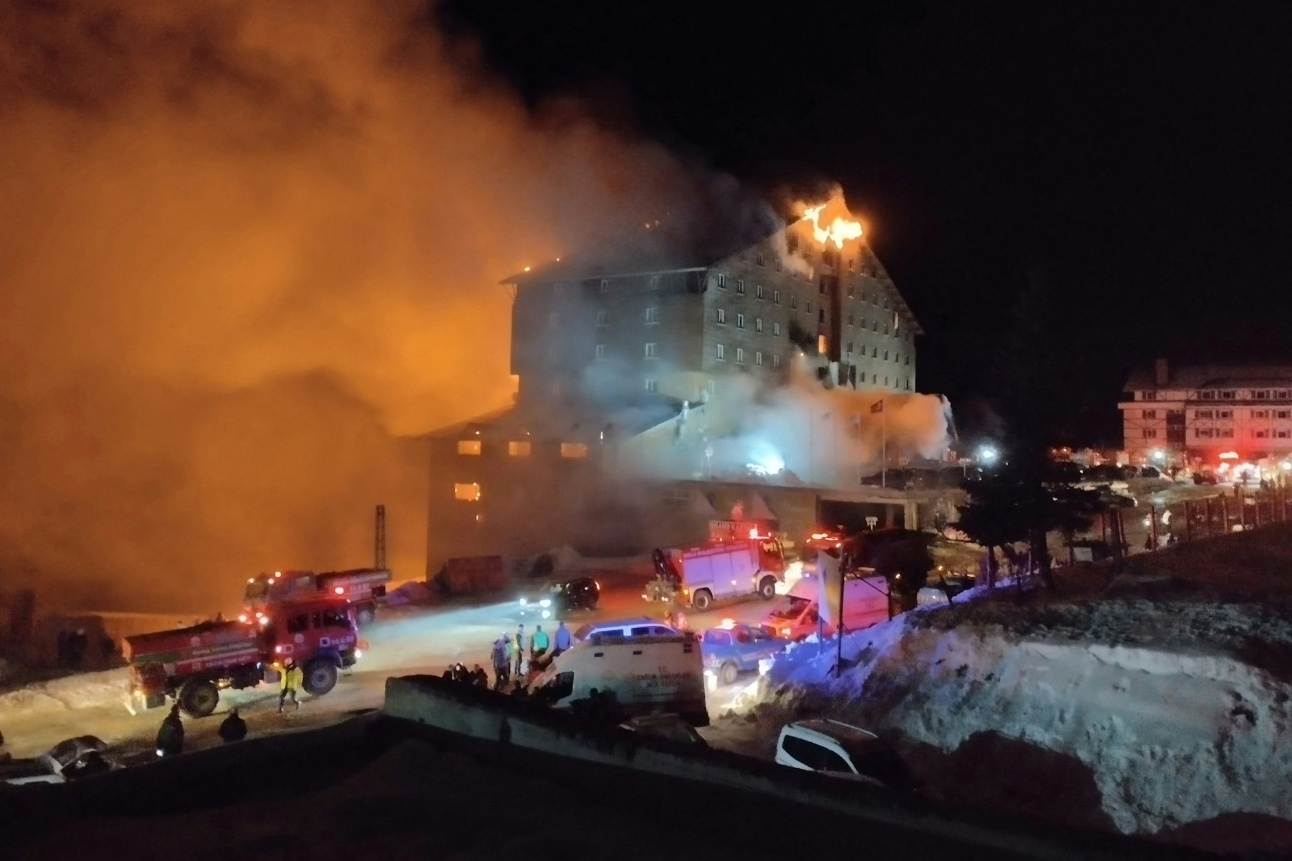 Feuerwehr im Einsatz in dem Hotel im Bolu Kartalkaya Ski Center in der Türkei.