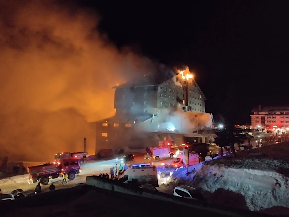 Feuerwehr im Einsatz in dem Hotel im Bolu Kartalkaya Ski Center in der Türkei.