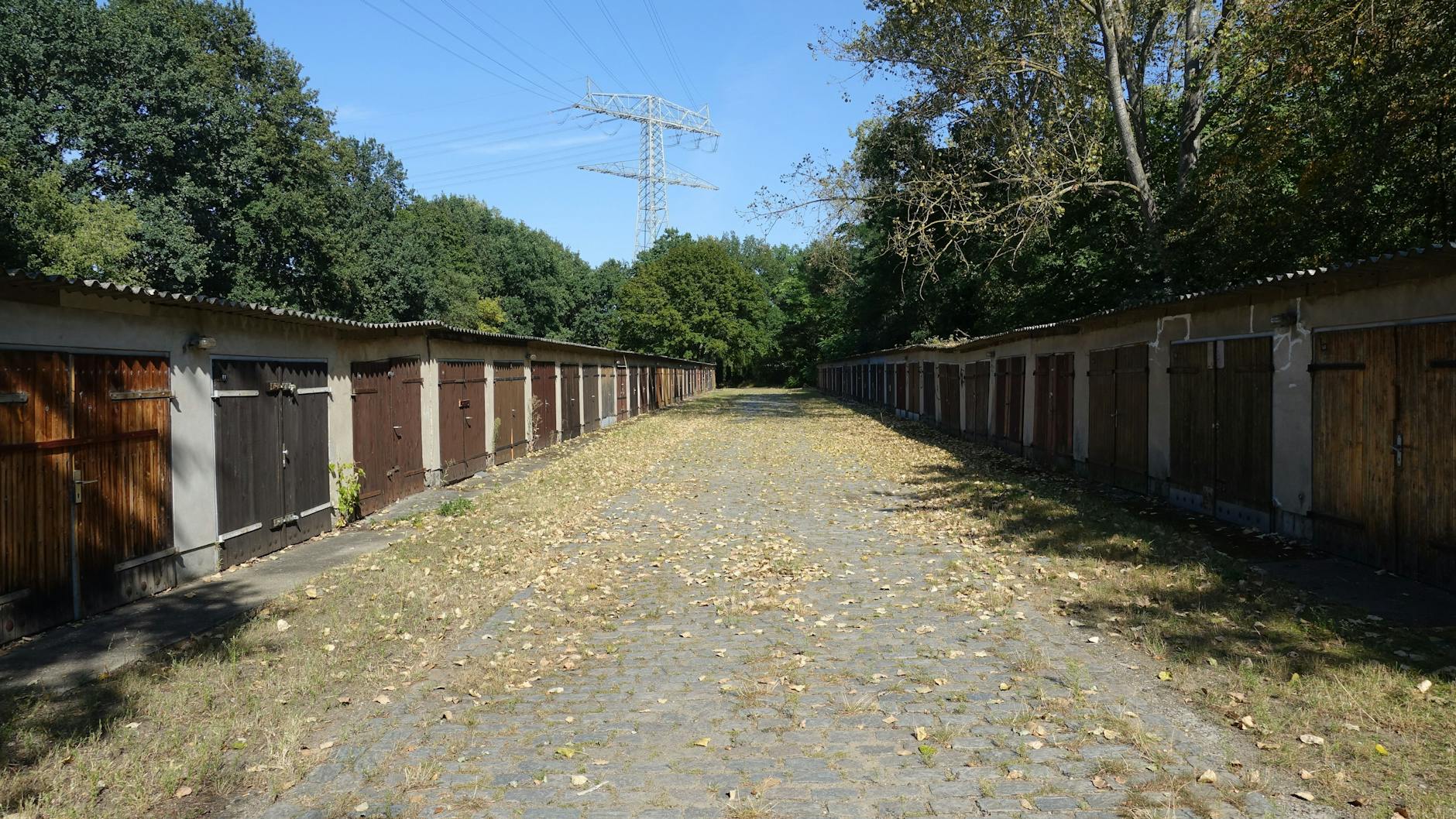 Diese Garagen aus DDR-Zeiten in Berlin-Karlshorst sollen für das Bundeskanzleramt abgerissen werden.