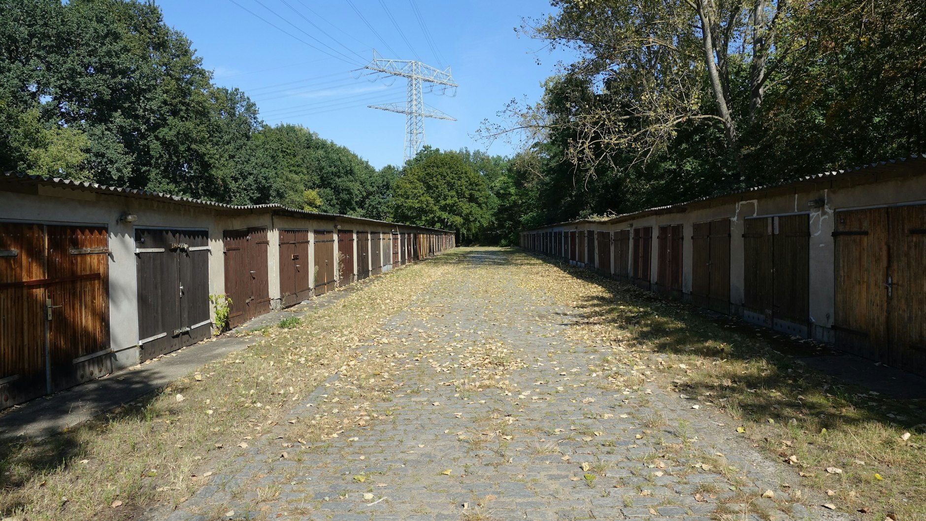 Diese Garagen aus DDR-Zeiten in Berlin-Karlshorst sollen für das Bundeskanzleramt abgerissen werden.