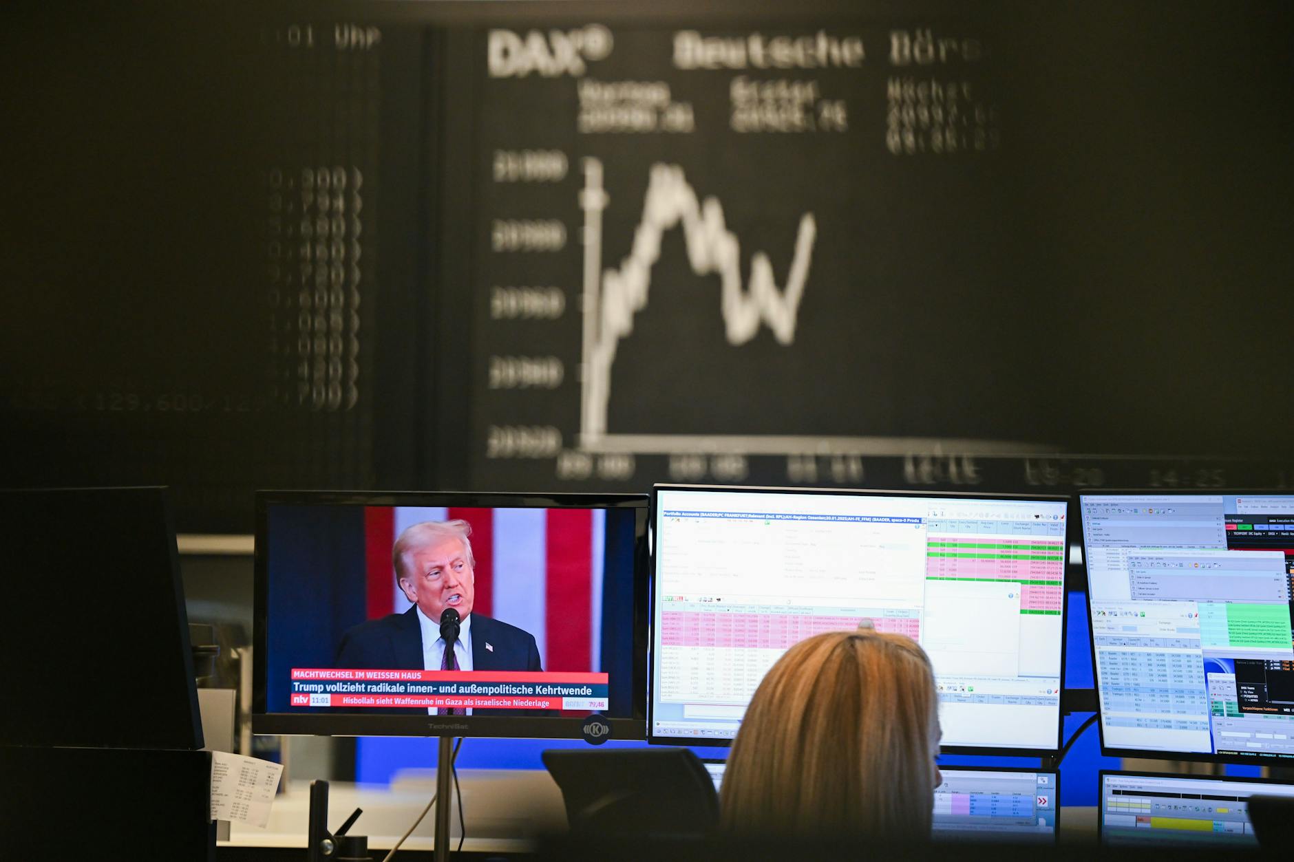 Gute Stimmung am Markt: Die Dax-Kurve stieg im Handelssaal der Frankfurter Wertpapierbörse während Donald Trump seine Vereidigung als US-Präsident feierte.