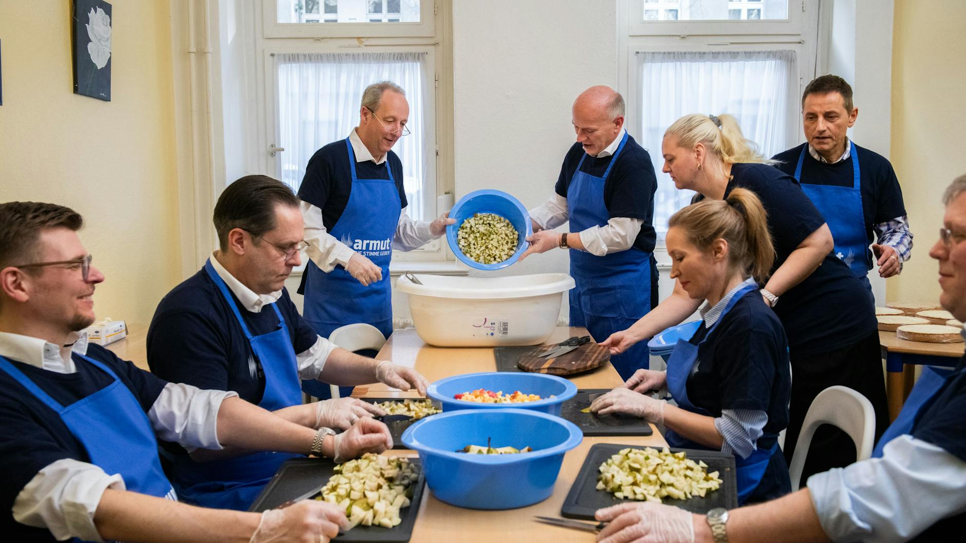 Bei den Kochrunden, die der Armutsbeauftragte der Evangelischen Kirche, Thomas de Vachroi veranstaltet, kochen Politiker für Arme.