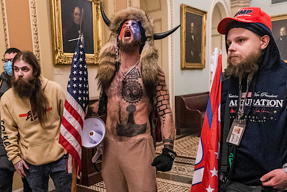 Der als sogenannter QAnon-Schamane bekannt gewordene Jacob Chansley schrieb im Onlinedienst X: „Ich wurde begnadigt, Baby! Danke Präsident Trump!“