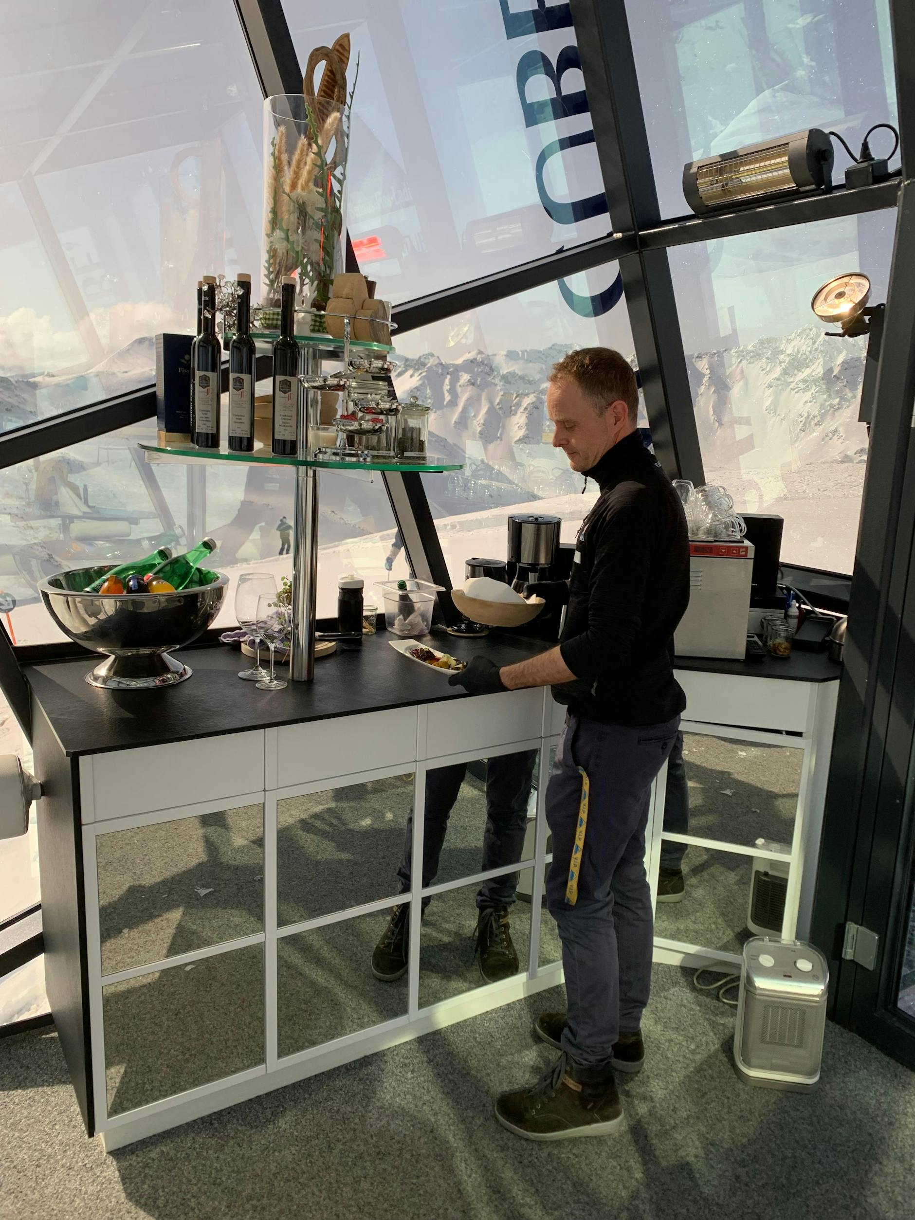 Mittags wird im Crystal Cube ein Luxury Lunch aus fünf Gängen serviert.