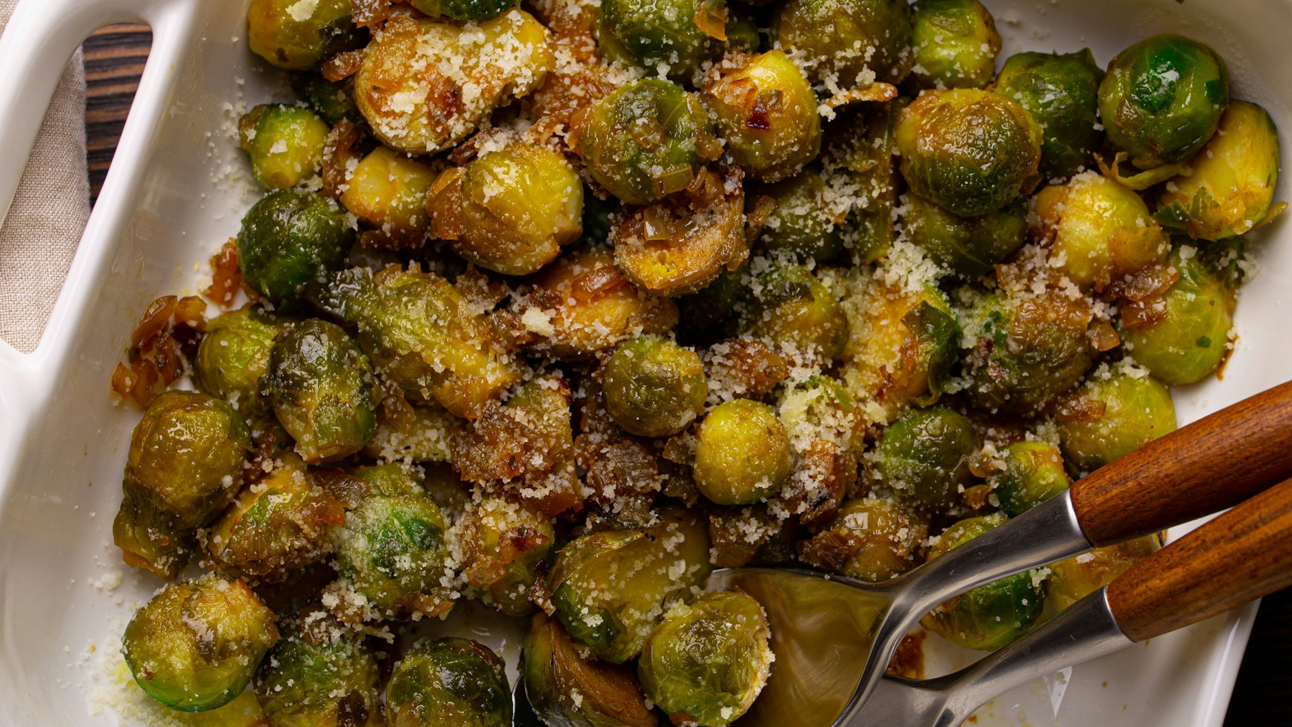 Probieren Sie das Rezept für Rosenkohl in Honig-Senf-Soße gleich mal aus. 