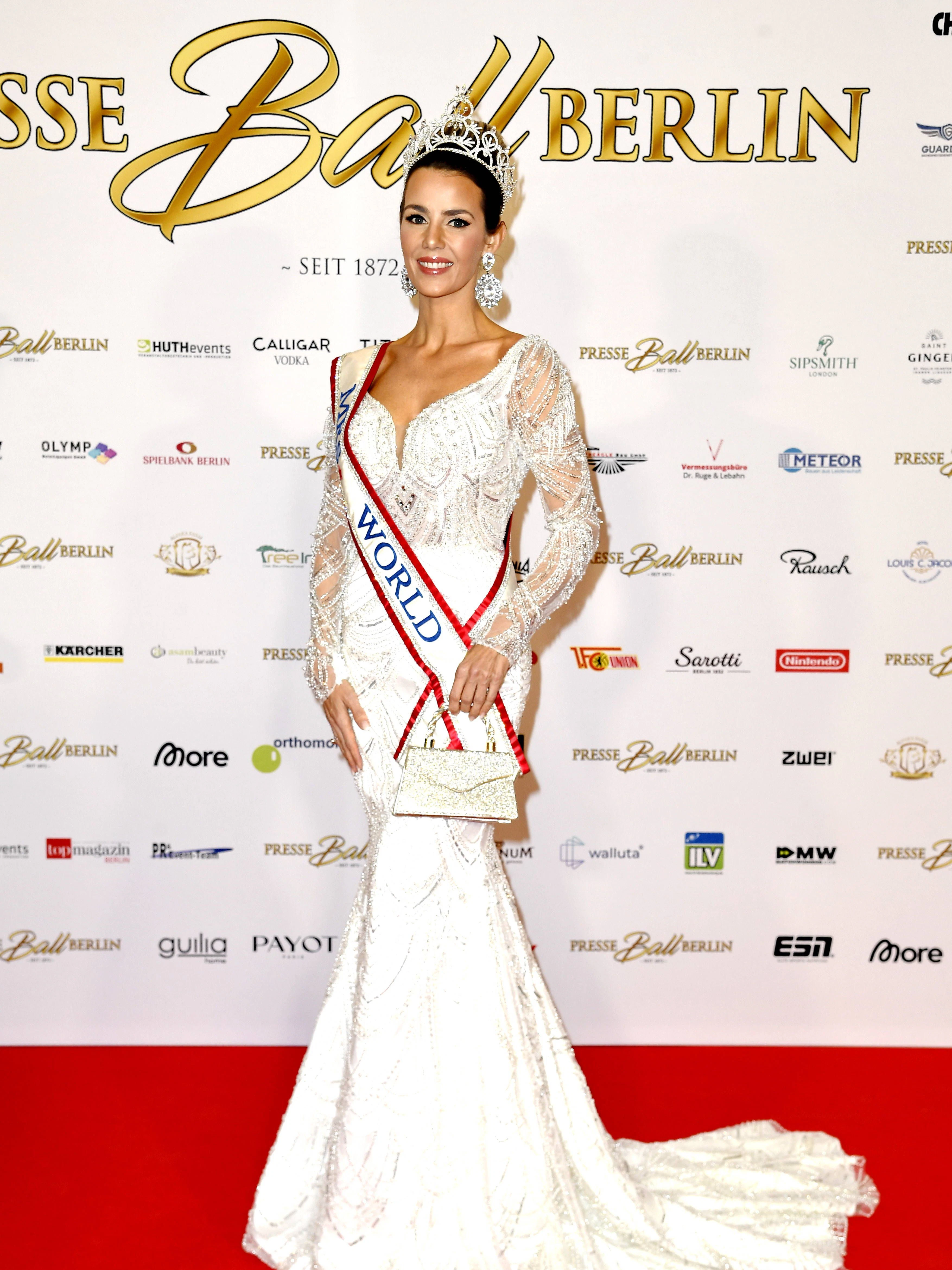 Mrs. World Dr. Julia Schnelle hatte beim Presseball viel zu tun.
