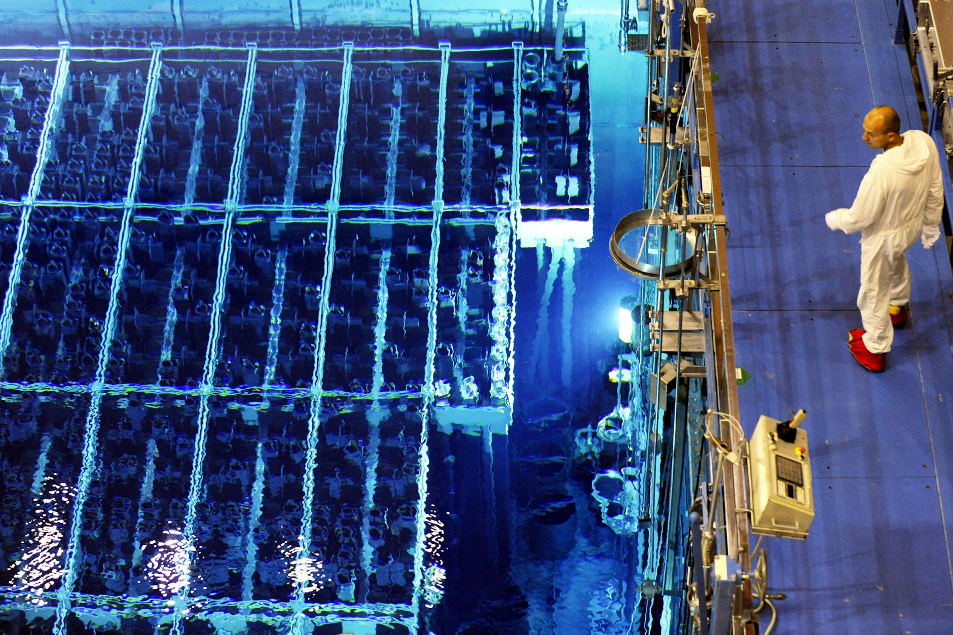 Schon 2008 vom Netz genommen: Ein Mitarbeiter des Kernkraftwerks Krümmel während Wartungsarbeiten