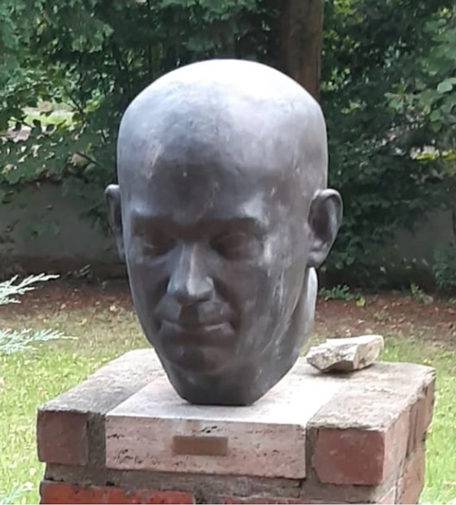 Schwerer Diebstahl der Bronzeplastik Ernst Thälmann in Berlin.