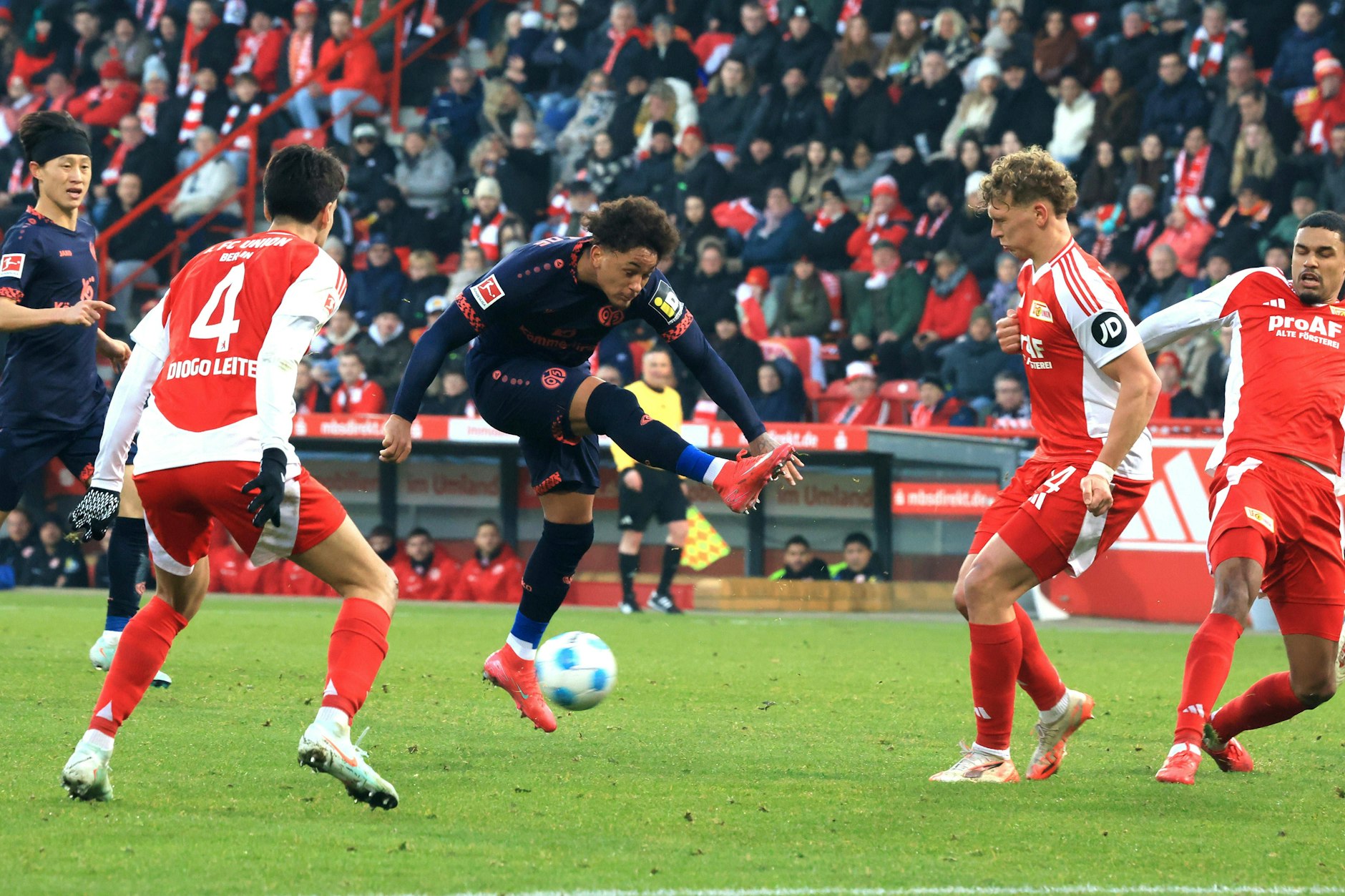 Rückkehr zu dem, was die Eisernen stark gemacht hat: Der Mainzer Armindo Sieb (3.v.l.) hatte gegen die stabile Abwehr des 1. FC Union Berlin nur wenig Platz bekommen.