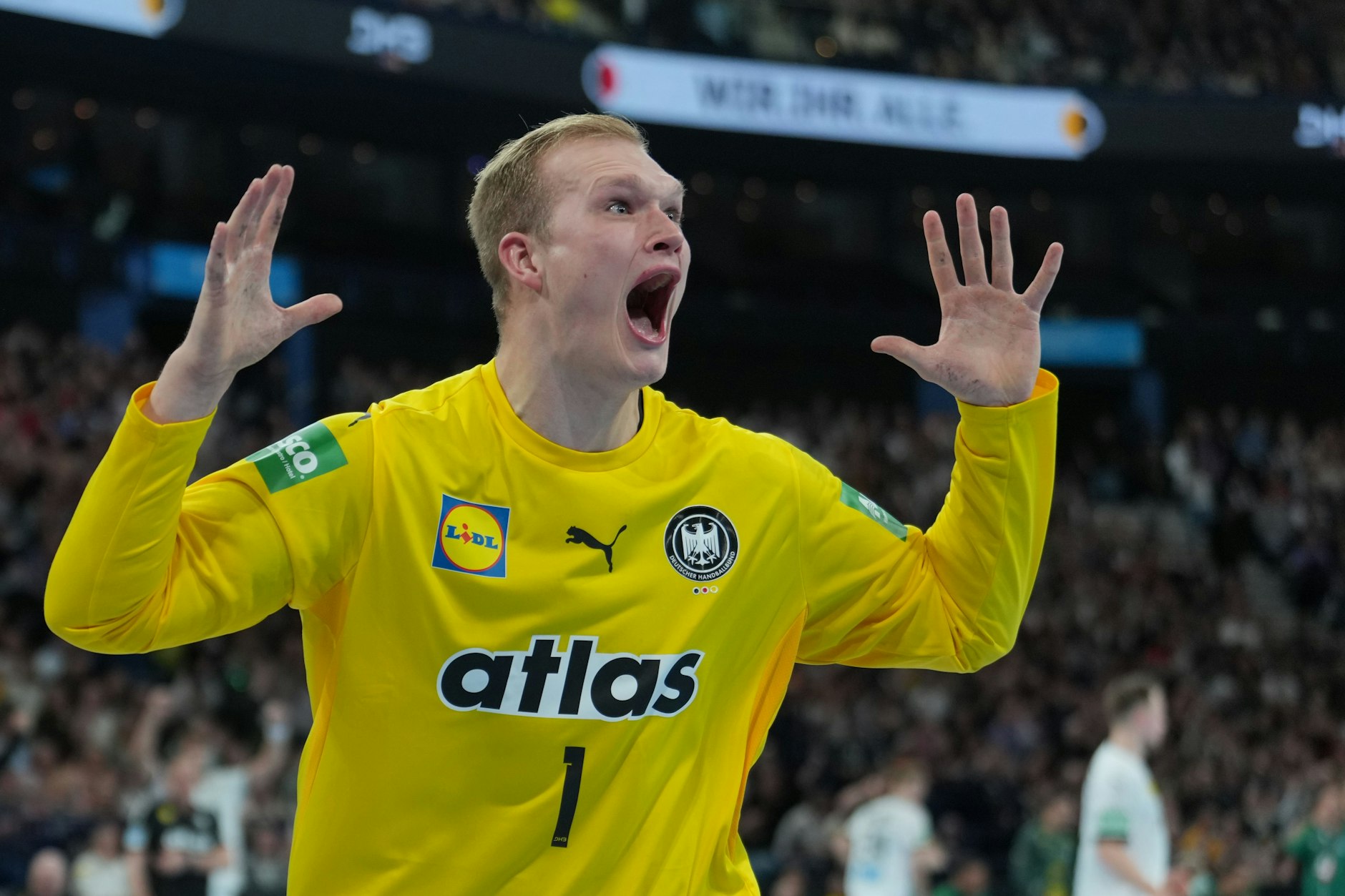 Er reißt die Zuschauer und seine Mitspieler mit: Torhüter David Späth flippt nach jedem gehaltenen Wurf aus.