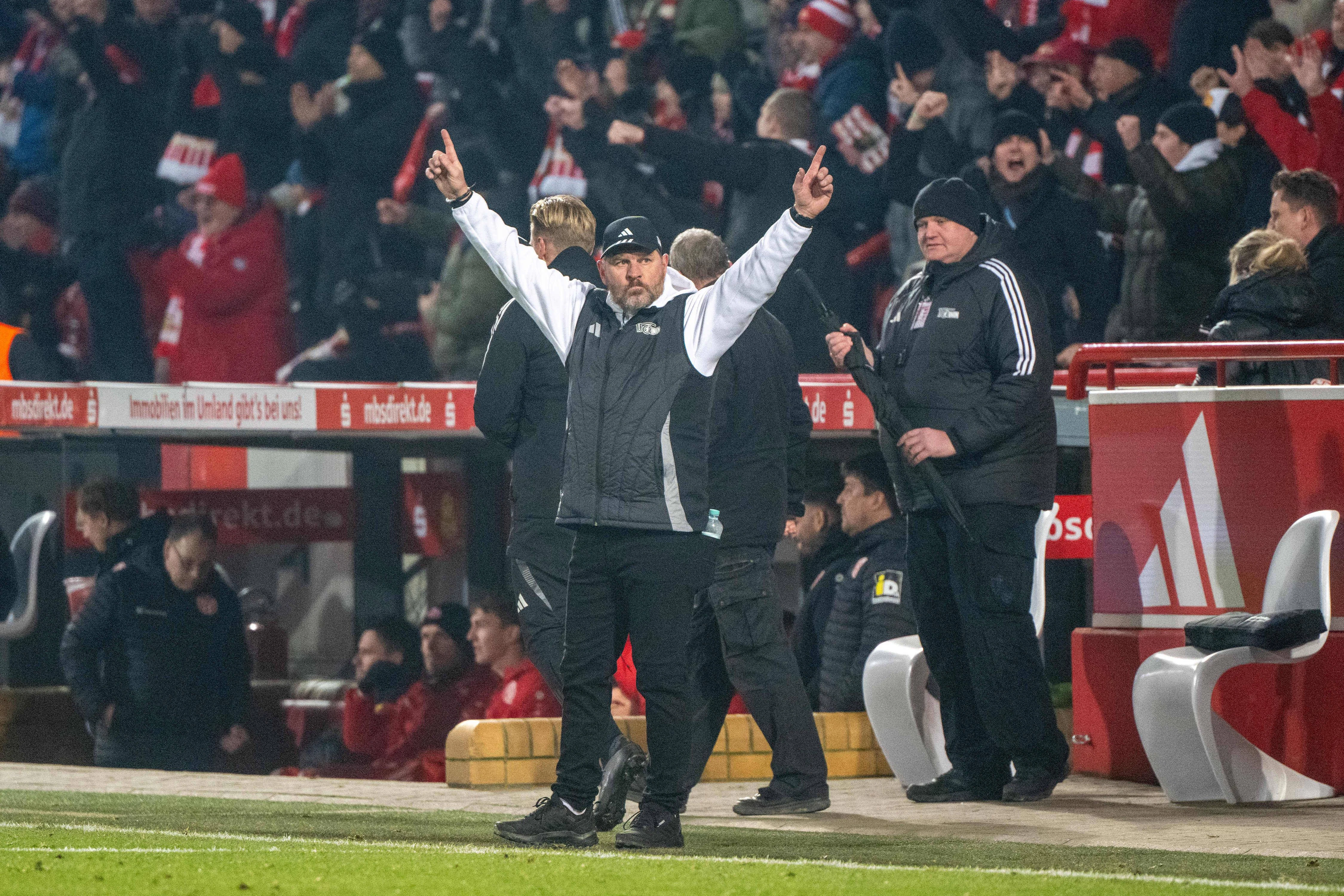 Steffen Baumgart jubelt gegen Mainz über den ersten Sieg im dritten Spiel als Cheftrainer des 1. FC Union. Beim FC St. Pauli wollen die Eisernen direkt nachlegen.