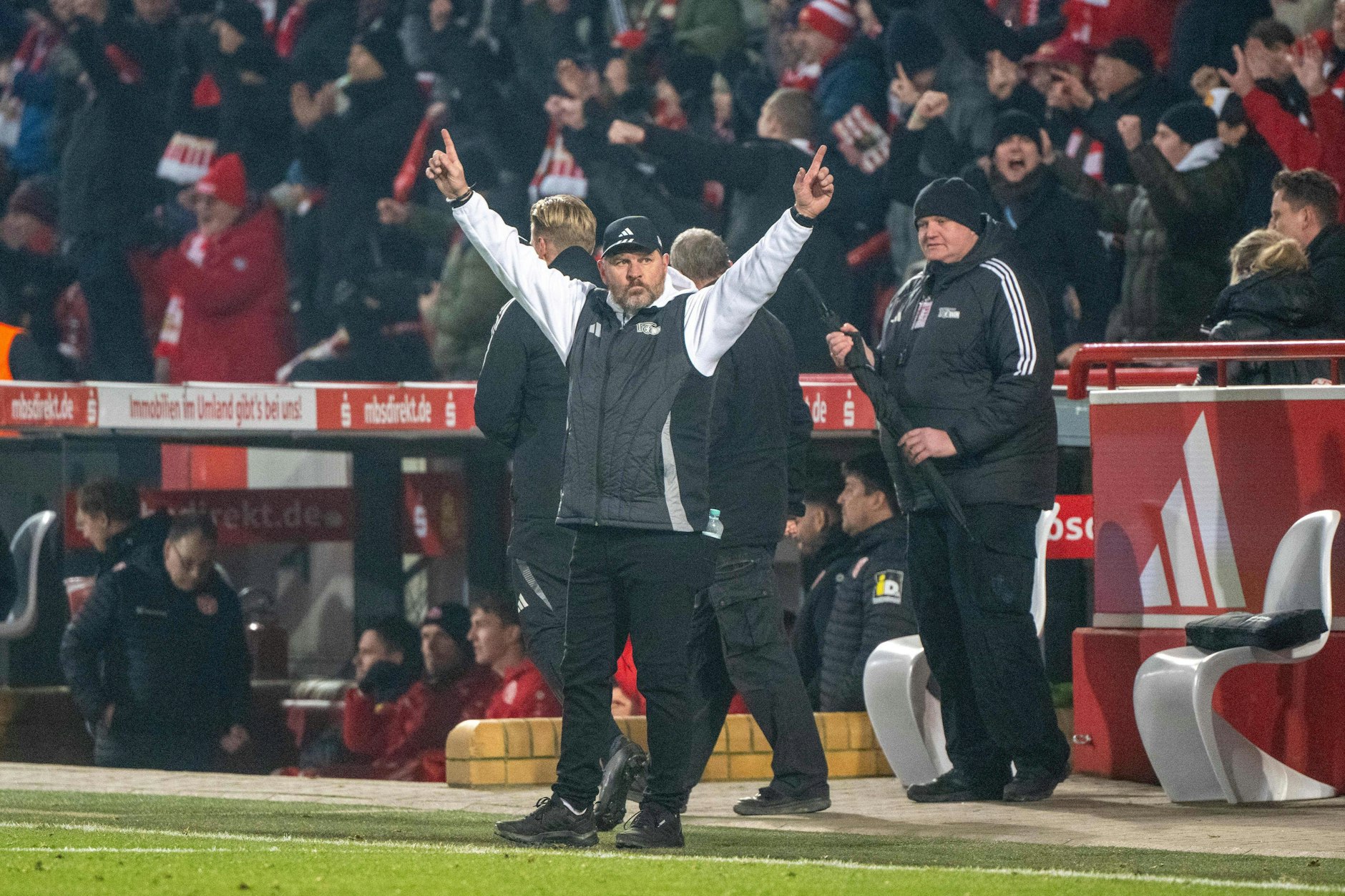 Steffen Baumgart jubelt gegen Mainz über den ersten Sieg im dritten Spiel als Cheftrainer des 1. FC Union. Beim FC St. Pauli wollen die Eisernen direkt nachlegen.