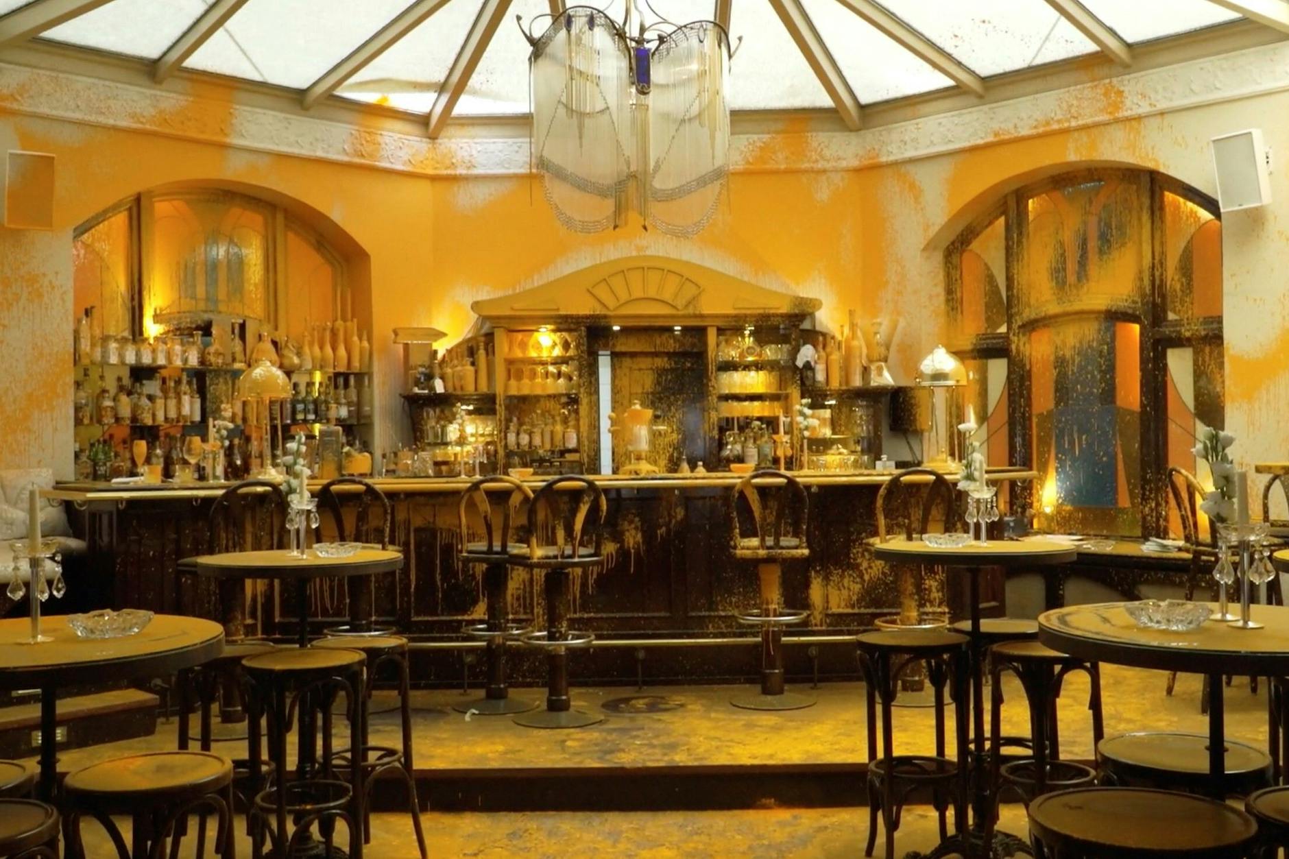 Diese Hotelbar in einem Fünf-Sterne-Hotel in Westerland auf der Nordseeinsel Sylt wurde im Juni 2023 von Klimaaktivisten mit Farbe besprüht.