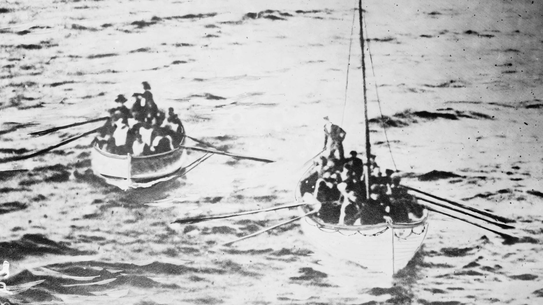 Die alte Aufnahme zeigt Rettungsboote mit Passagieren der „Titanic“ – nur wenige konnten später aus dem Wasser gerettet werden.