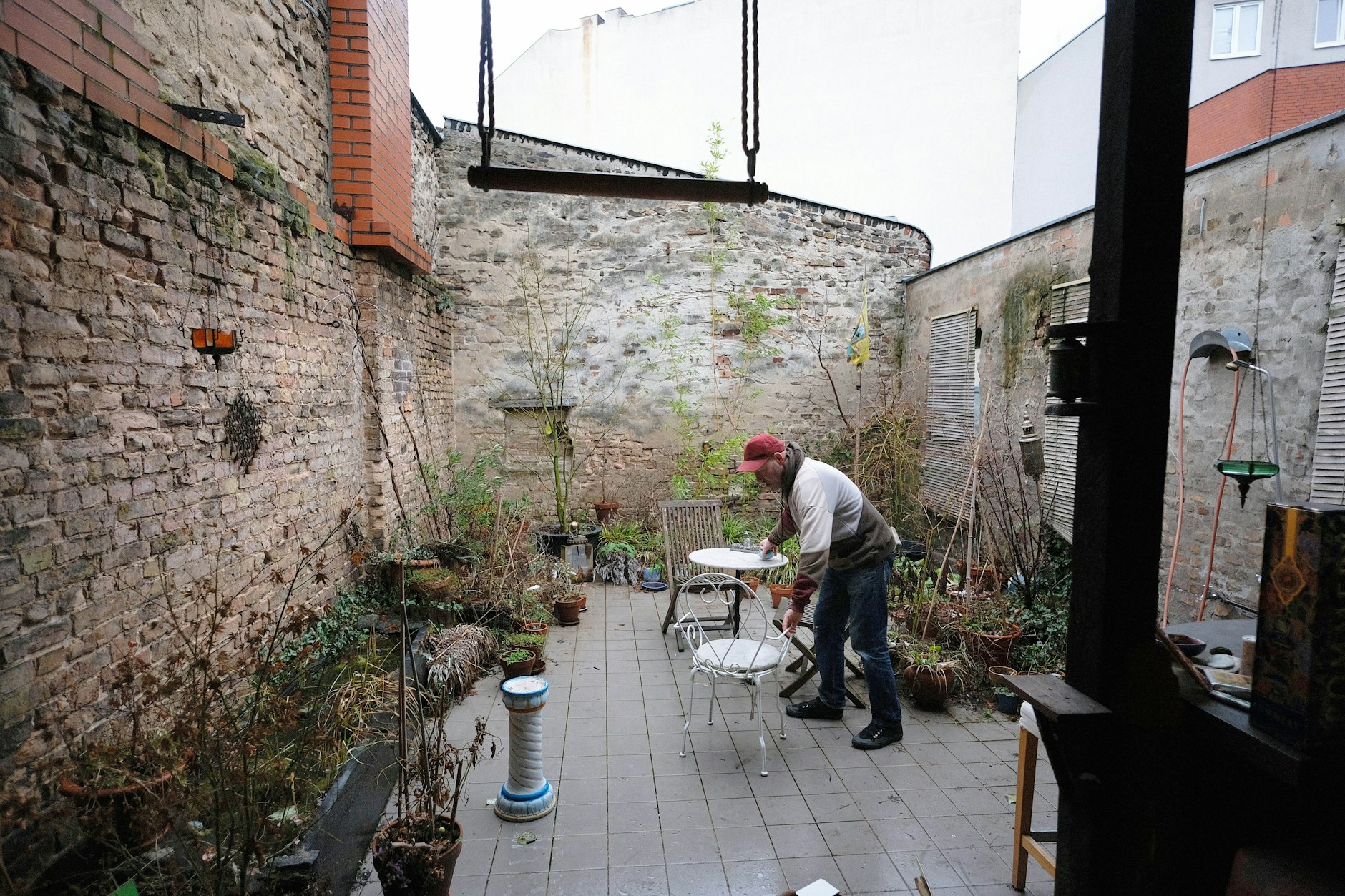 Großstadtidyll: ein Bewohner auf einer Dachterrasse in der Kolonie 10