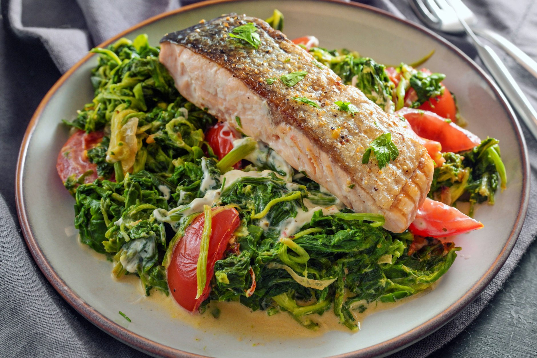 Lachs auf Blattspinat ist ein richtig leckeres und einfaches Ofengericht. Das Rezept kocht sich fast von selbst!