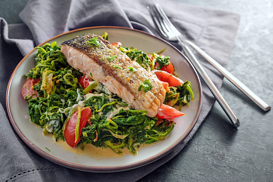 Lachs auf Blattspinat ist ein richtig leckeres und einfaches Ofengericht. Das Rezept kocht sich fast von selbst!
