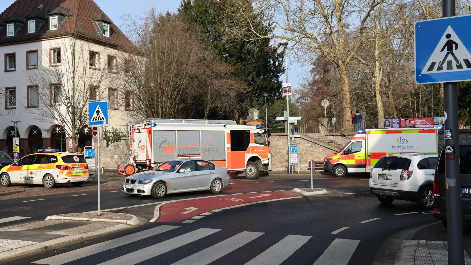 Aschaffenburg: Bei einer Gewalttat in einem Park sind nach ersten Erkenntnissen zwei Menschen getötet worden, mehrere Menschen schwer verletzt.