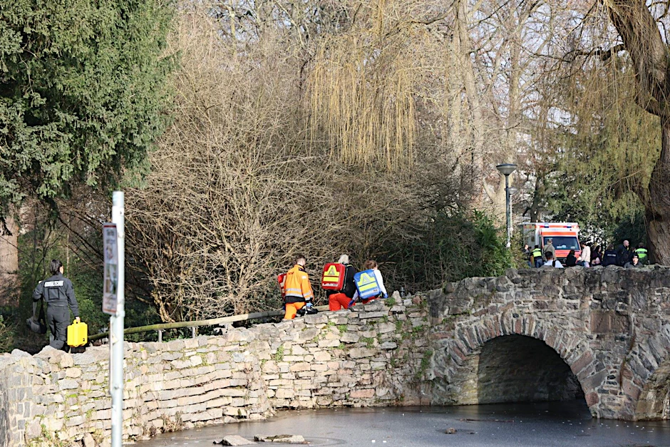 Aschaffenburg: Fahrzeuge von Feuerwehr und Rettungsdiensten stehen in der Nähe eines Tatortes. 