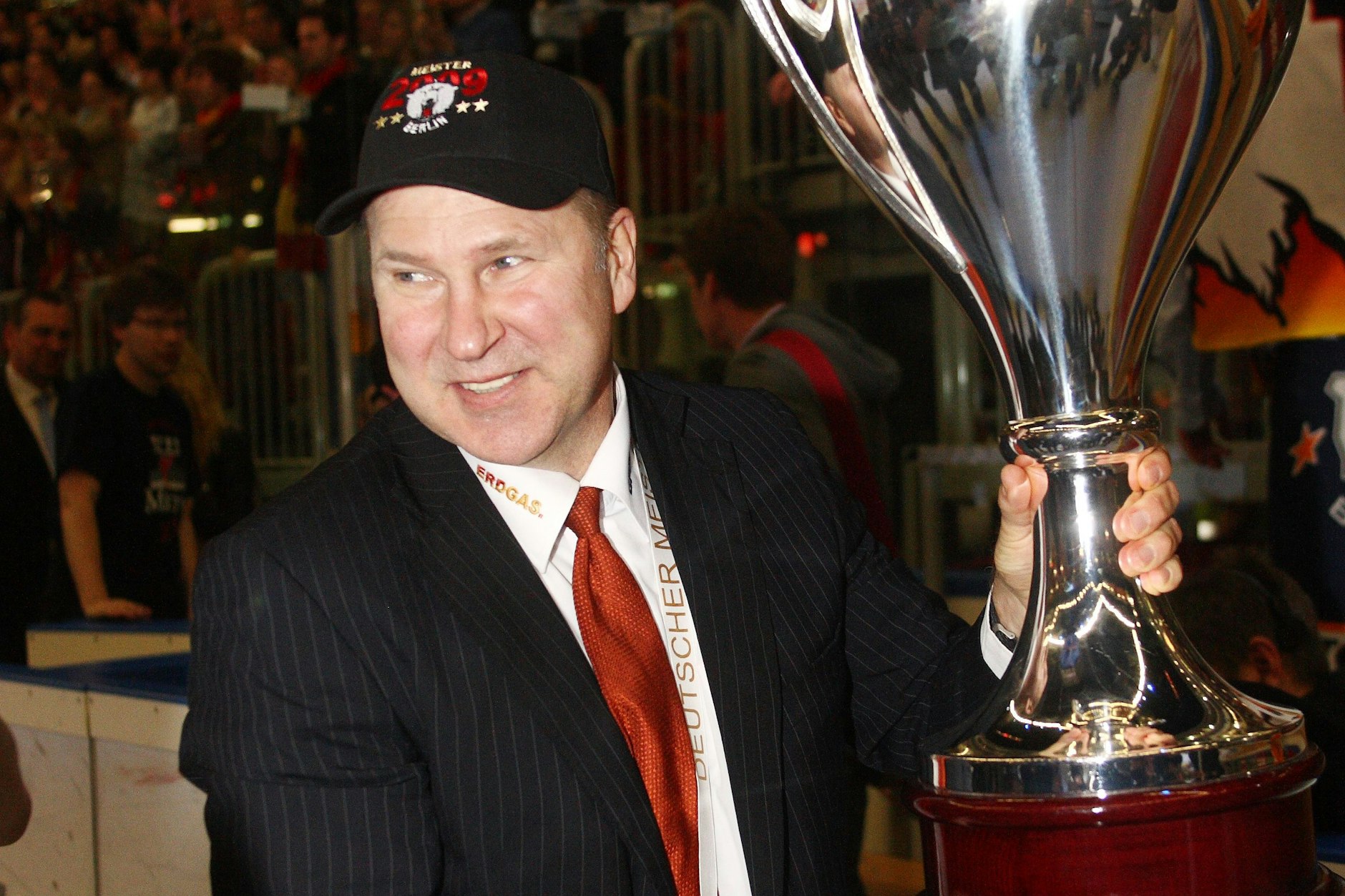 Don Jackson mit dem Meisterpokal: Wie hier 2009 stemmt er ihn mit den Eisbären inklusive 2005 (da ist er Co-Trainer) sechsmal.