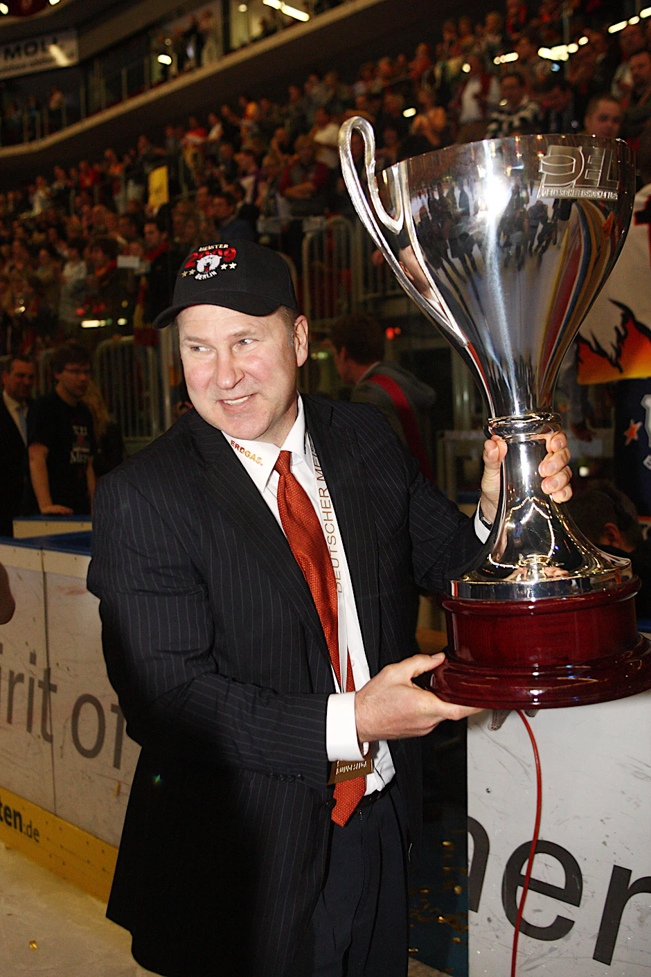 Don Jackson mit dem Meisterpokal: Wie hier 2009 stemmt er ihn mit den Eisbären inklusive 2005 (da ist er Co-Trainer) sechsmal.