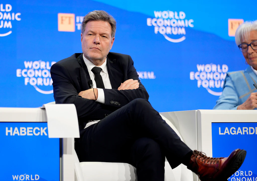 Habeck, Davos'ta Alman otomotiv endüstrisine nasıl yardım etmek istediğini anlattı