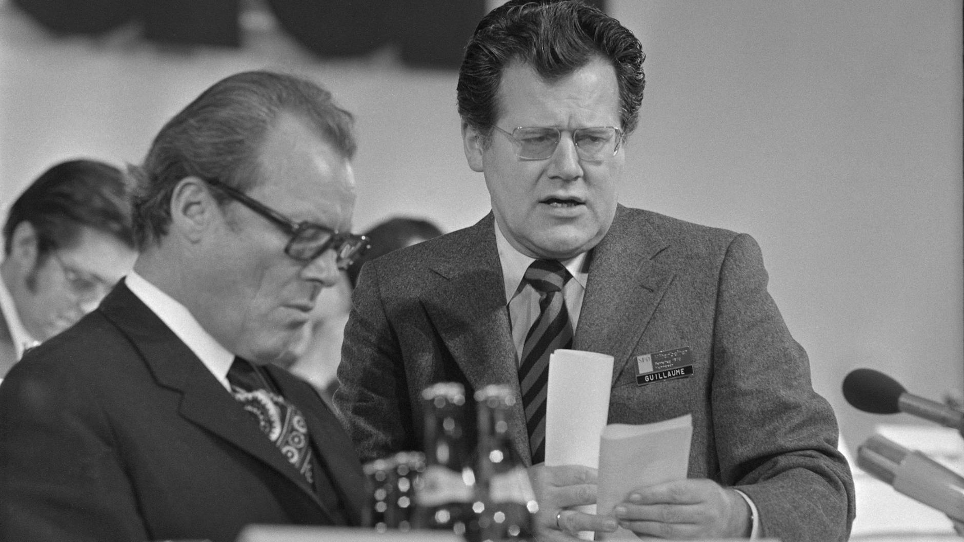 Bundeskanzler Willy Brandt und Günter Guillaume (r.), der Stasi-Spion im Bundeskanzleramt: Das Foto entstand 1973 auf dem SPD-Bundesparteitag in Hannover.