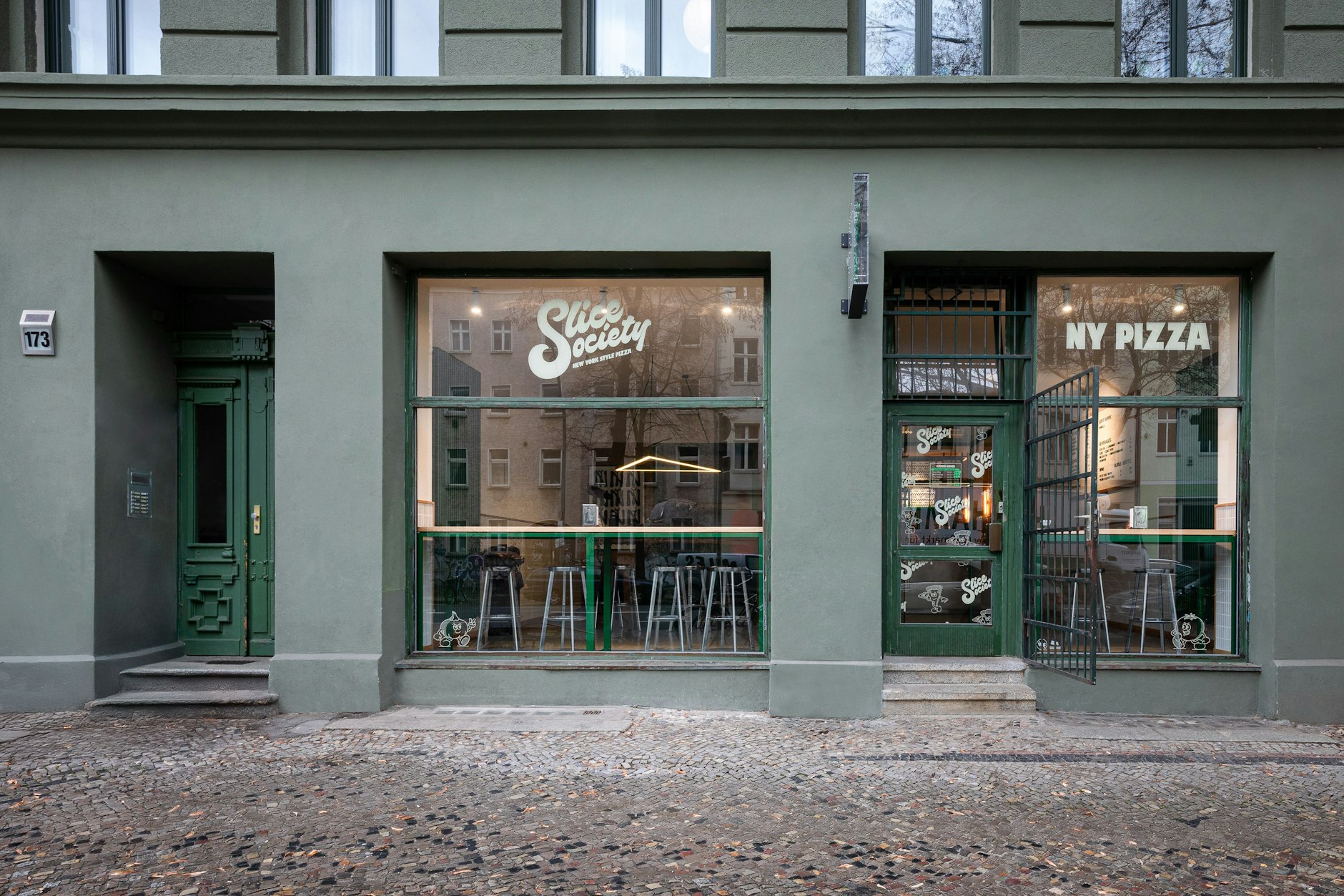Auch von außen richtig schön: Slice Society wurde in der Torstraße eröffnet.