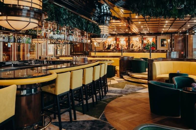 Genießen Sie in der Bar26 feine Spirituosen, fachmännisch gemixte Drinks und leckere Snacks.